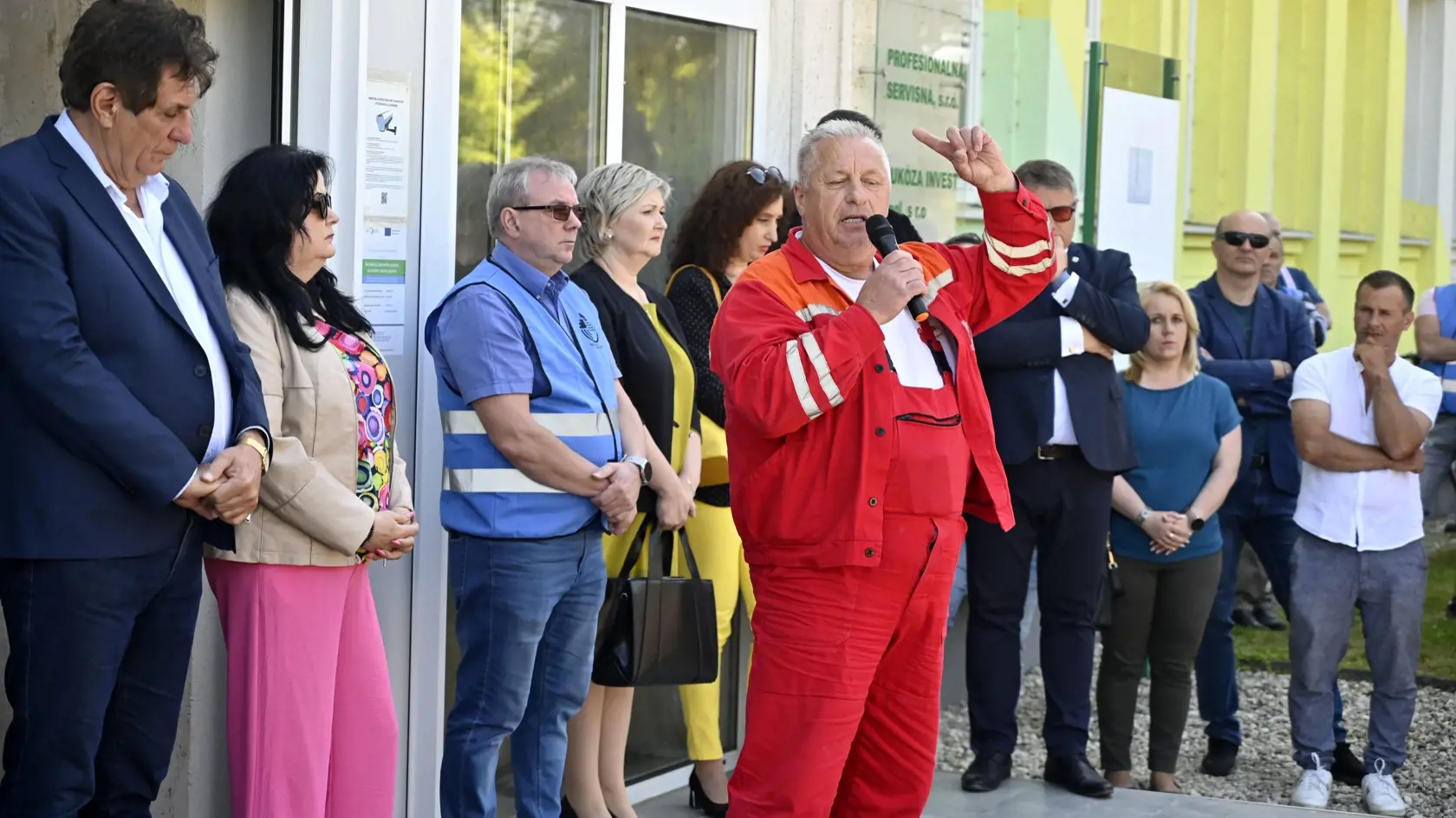 Na snímke protest zamestnancov spoločnosti Bukóza Holding, a.s. s podporou Odborového zväzu DREVO, LESY, VODA pred administratívnou budovou firmy v Hencovciach v okrese Vranov nad Topľou v stredu 15. mája 2024. Okolo dvesto zamestnancov prišlo vyjadriť nesúhlas s vývojom riešenia dlhodobo sa opakujúcich problémov, upozorniť na neudržateľnú sociálnu situáciu zamestnancov a ich rodín v dôsledku nevyplácania miezd a zamestnancom vysvetliť, aké majú možnosti, aby permanentne neriešili existenčné pro