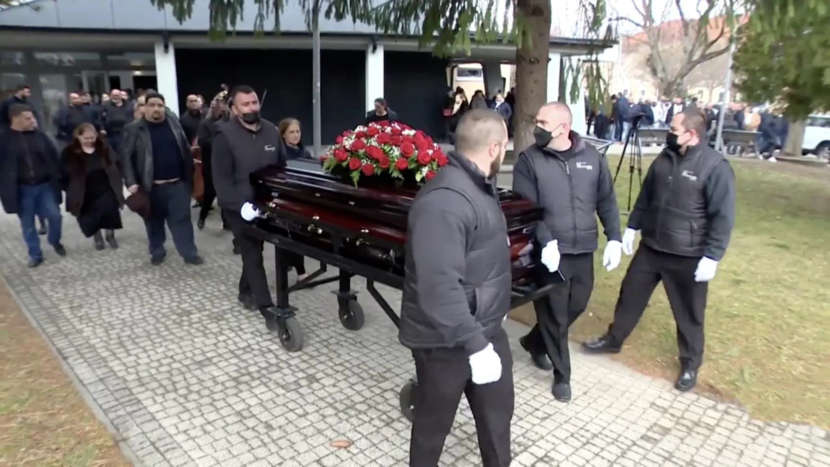 Nebohého pochovali do samostatnej hrobky. Kto čakal, že bude ležať pri svojej manželke Rozálii Róza Stojkovej, mýlil sa, Jendo si to neprial.