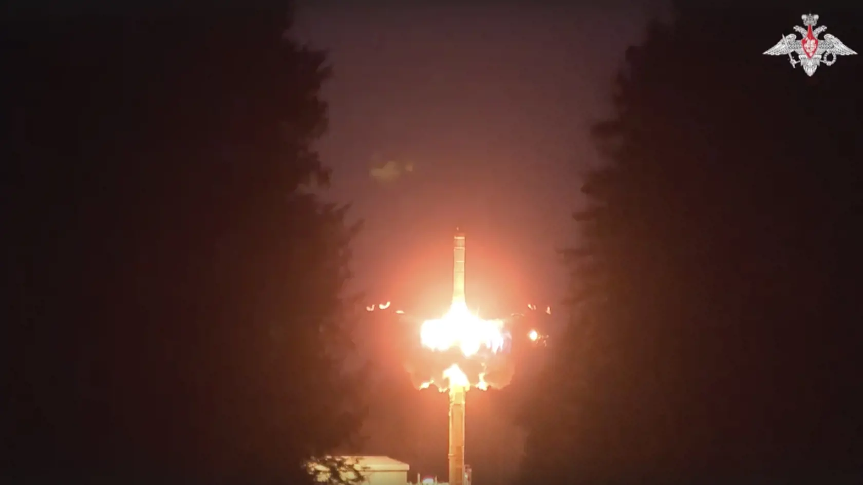 Na videosnímke ruského ministerstva obrany odpálenie medzikontinentálnej balistickej rakety počas cvičenia, ktoré simulovalo odvetný jadrový útok a zahŕňalo odpálenie balistických a riadených rakiet.
