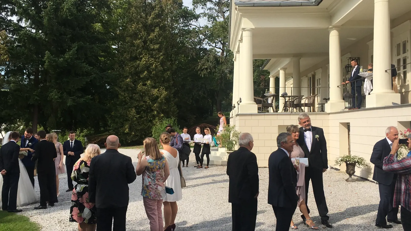 Svadobní hostia mali k dispozícii aj záhradu pri kaštieli v Hermanovciach, kde sa konala hostina.