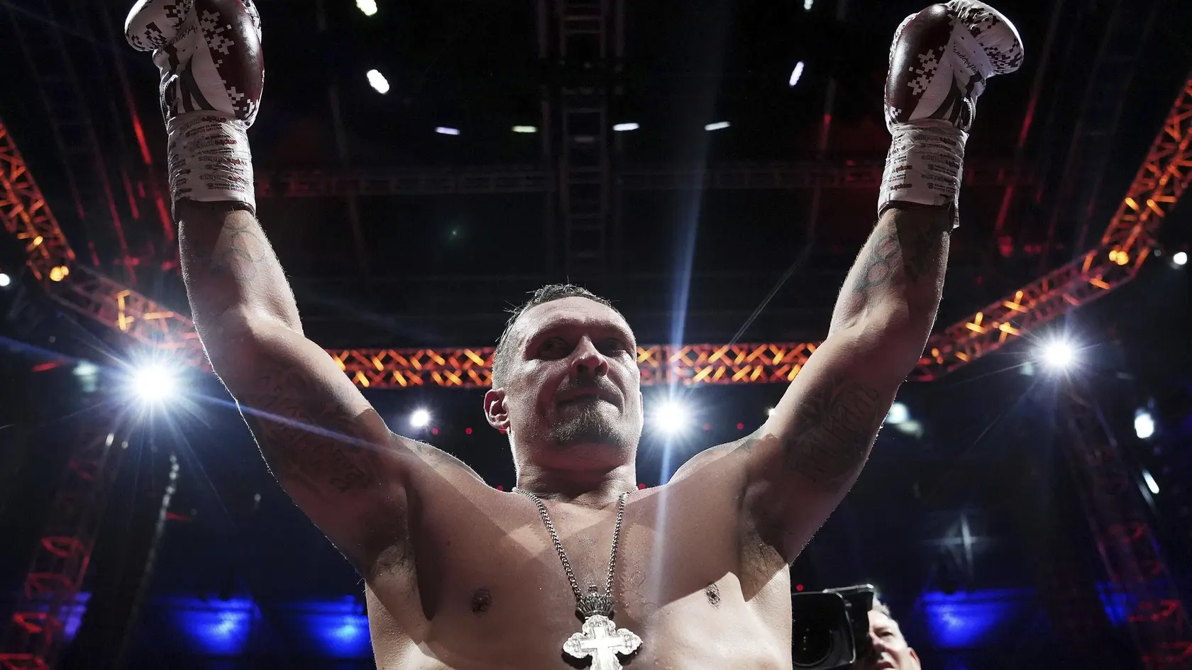 JB 29 Londýn - Ukrajinský boxer Oleksandr Usyk oslavuje po tom, ako sa stal absolútnym šampiónom ťažkej váhy po súboji s Britom Danielom Duboisom o titul šampióna ťažkej váhy v ringu v Londýne 19. júla 2025. FOTO TASR/AP

Ukraine's Oleksandr Usyk celebrates winning the undisputed world heavyweight boxing title fight against Britain's Daniel Dubois, in London, Saturday, July 19, 2025. (Bradley Collyer/PA via AP)