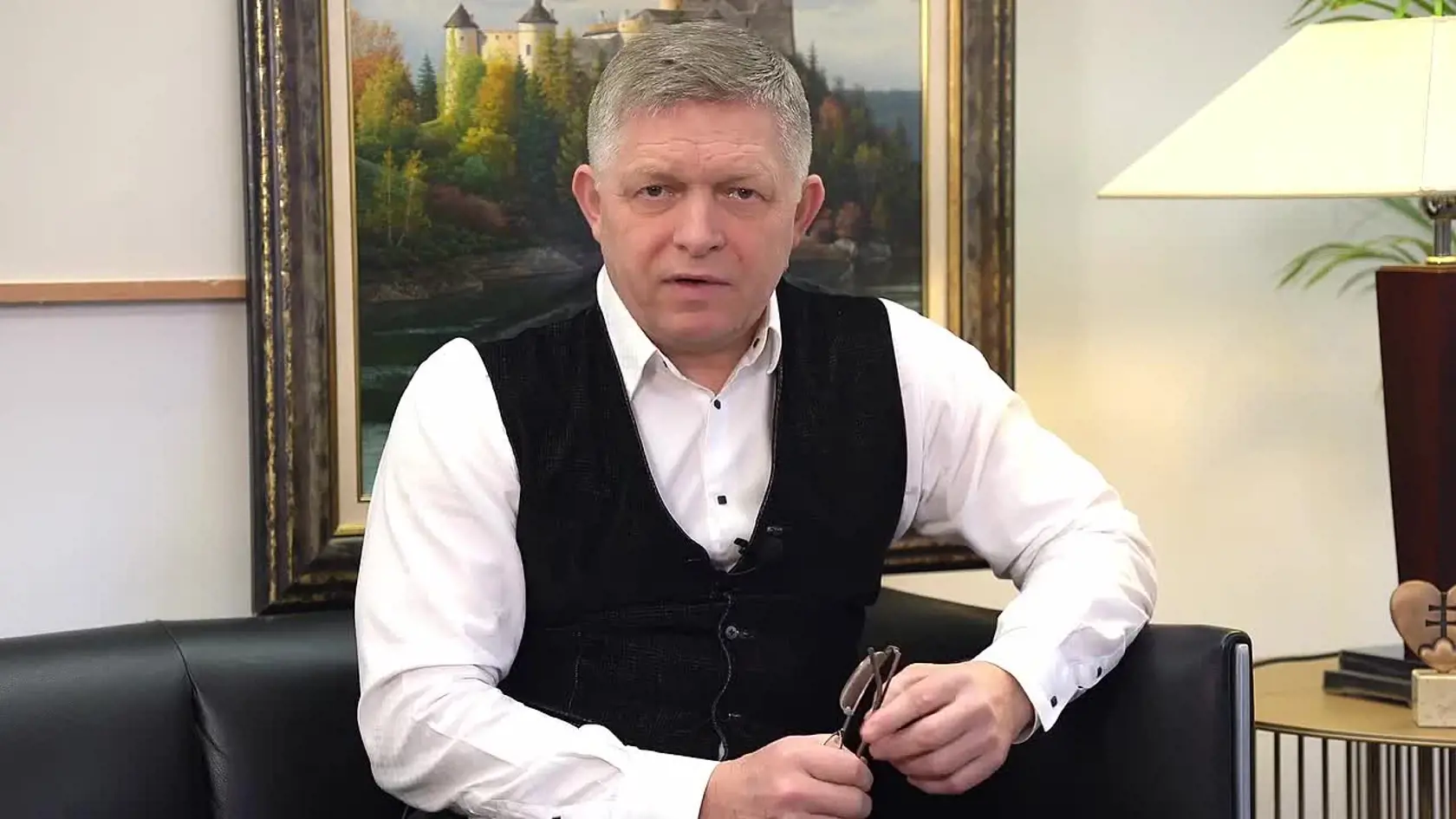 Premiér Robert Fico vo videu z 28. februára 2025 reaguje na geopolitickú situáciu i parlamentnú opozíciu.