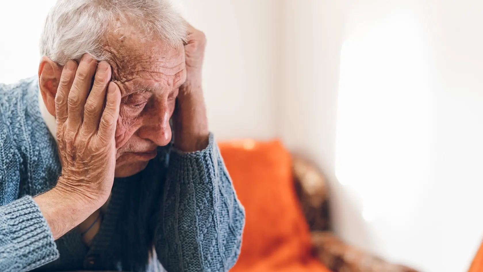 5. Posilnenie úlohy doplnkovej
dôchodkovej schémy: Základnou prevenciou pred sociálnym vylúčením a chudobou v dôchodkovom veku by mala byť dlhodobá účasť v systéme sociálneho poistenia. Dnes platný systém je o tom, že po odchode do penzie si sporiteľ môže celú nasporenú sumu z druhého piliera vybrať naraz.
