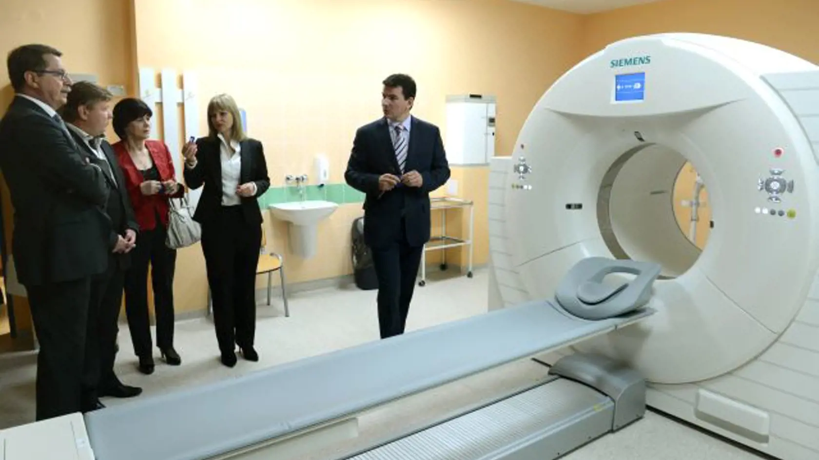 Štátne špecializované zdravotnícke zariadenie - Inštitút Nukleárnej a molekulárnej medicíny Košice uviedlo 20. mája 2014 do prevádzky najmodernejšiu zobrazovaciu diagnostiku v nukleárnej medicíne - pozitrónovú emisnú tomografiu – PET/CT. Na snímke zľava predseda NR SR Pavol Paška, predseda KSK Zdenko Trebuľa, europoslankyňa Monika Smolková, ministerka zdravotníctva SR Zuzana Zvolenská a riaditeľ INMM Milan Maďar. (archív)