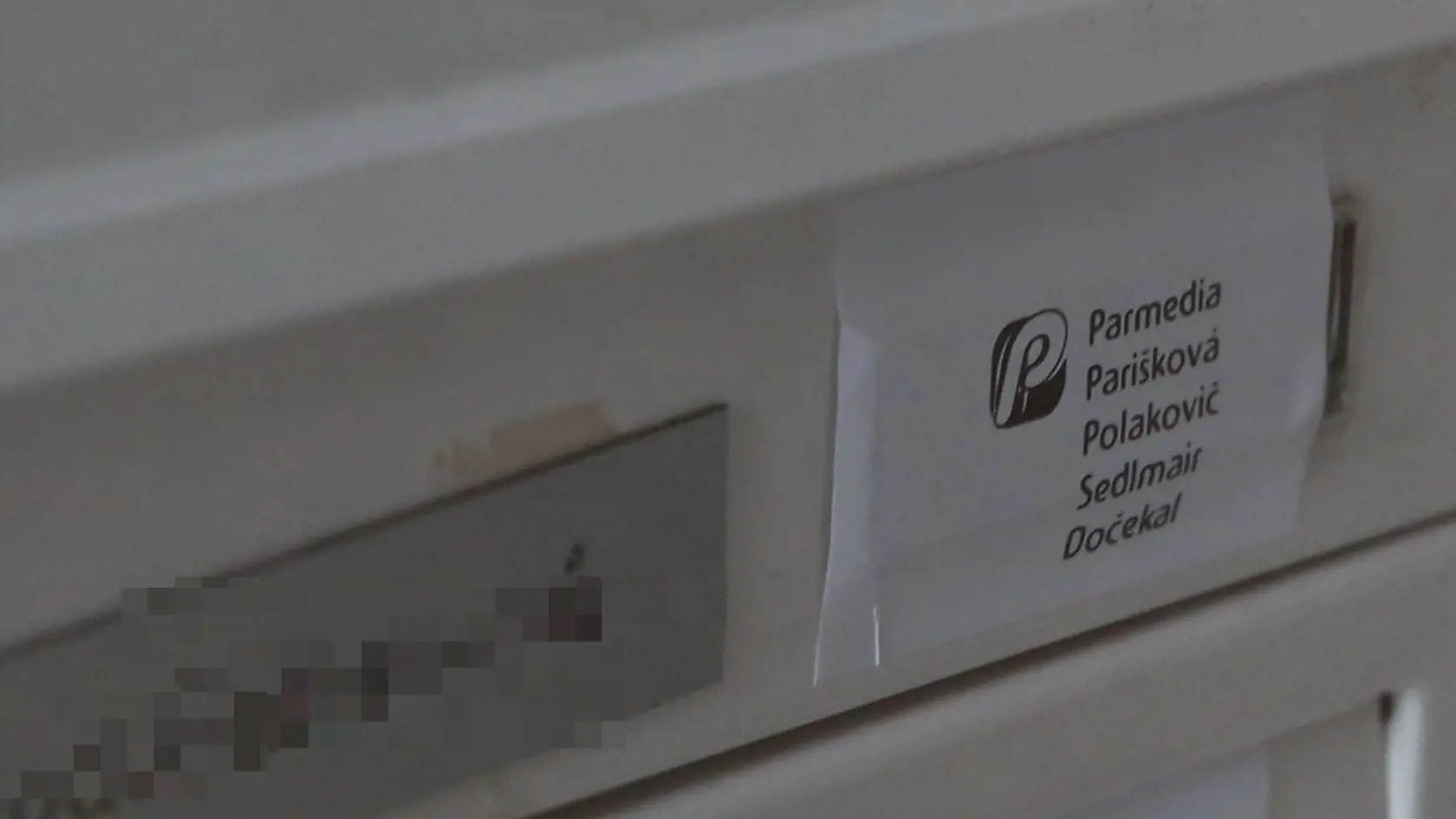 Na schránke moderátorky svietia všetky tri priezviská.