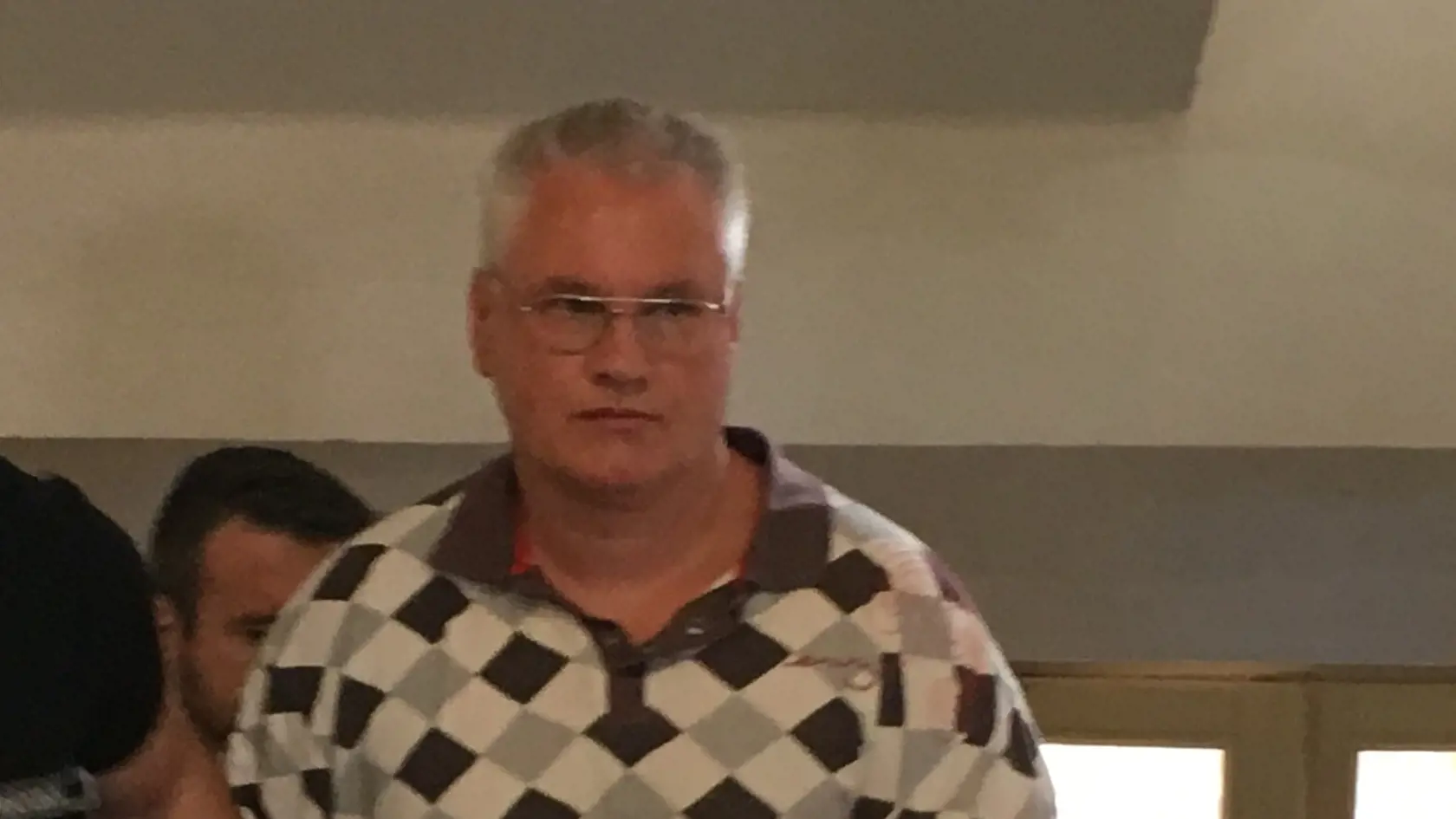 Miroslav Štolc prichádza na pojednávanie.