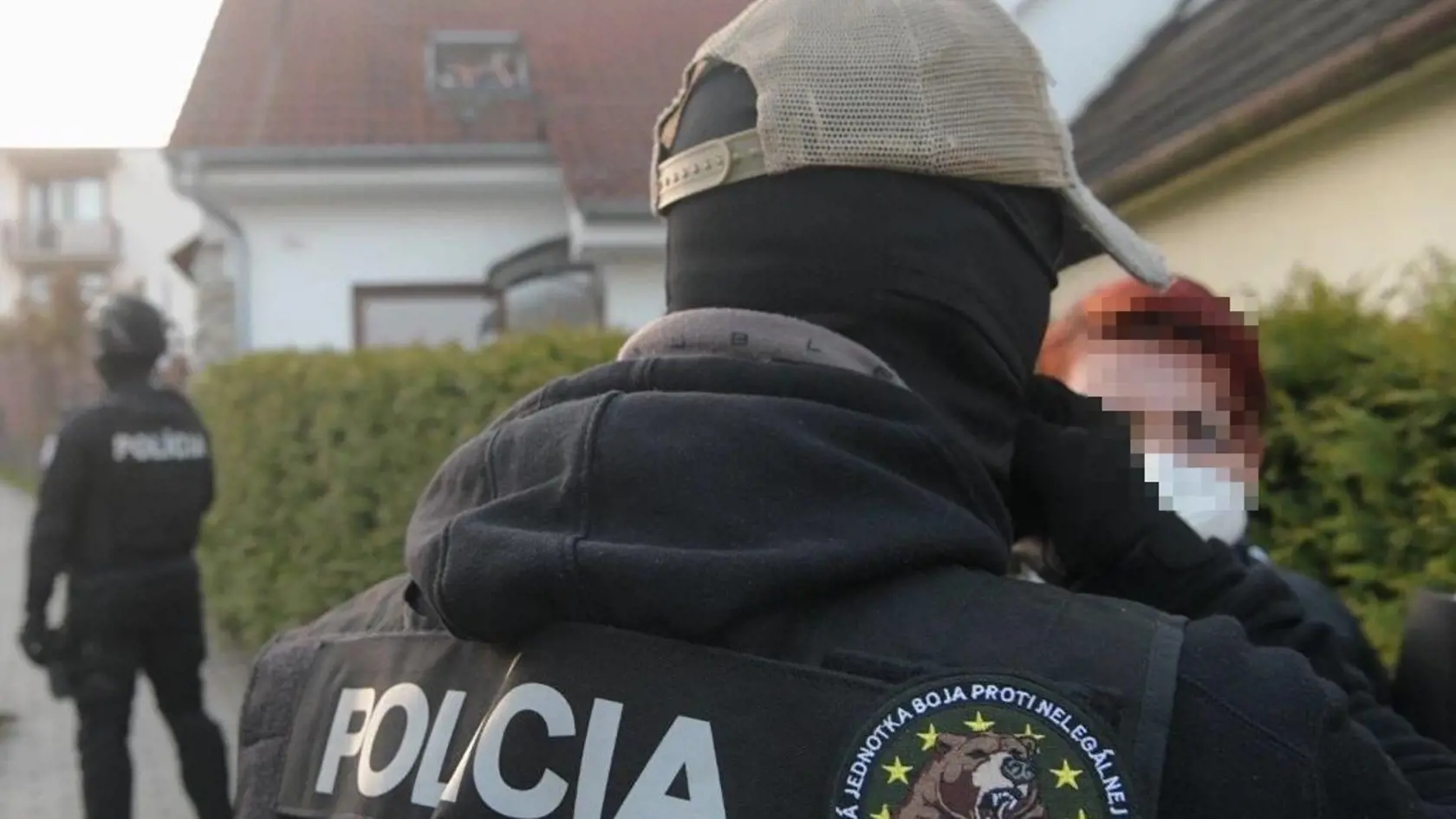PREVÁŽANIE MALOLETÝCH MIGRANTOV ZO SLOVENSKÉHO DETSKÉHO DOMOVA DO ZÁPADNEJ EURÓPY PRERÁSTLO DO OBLUDNÝCH ROZMEROV: POLÍCIA ZADRŽALA A OBVINILA ĎALŠÍCH DVOCH ČECHOV