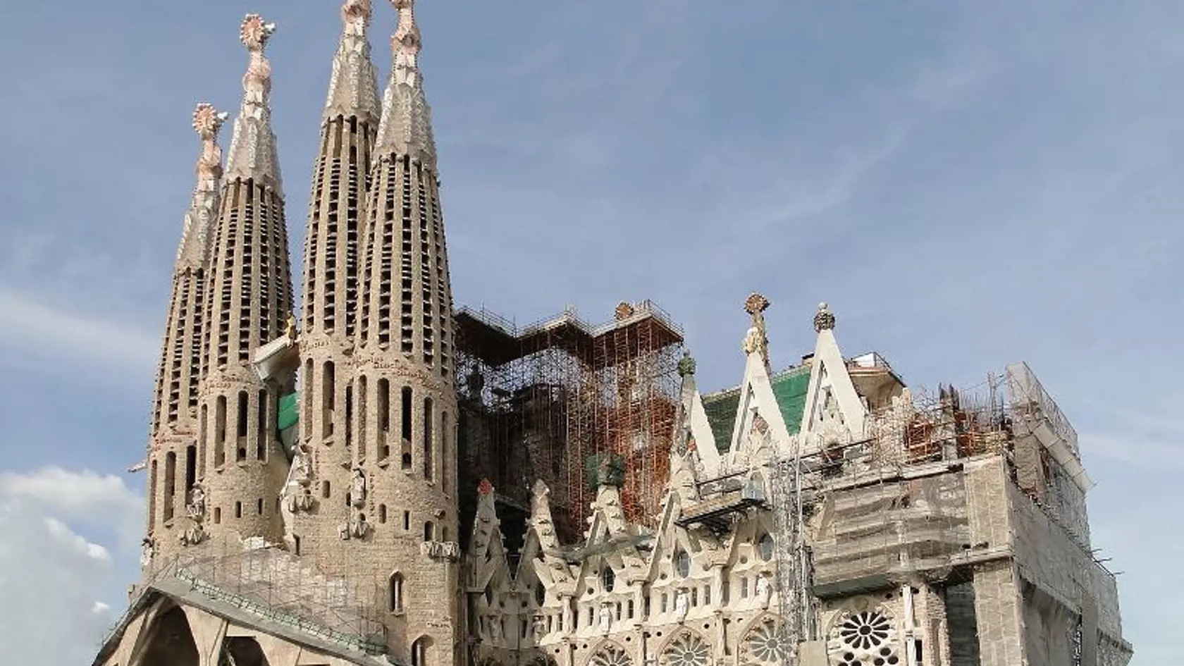 Chrám Sagrada Família v Barcelone evakuovali pre podozrivé auto.