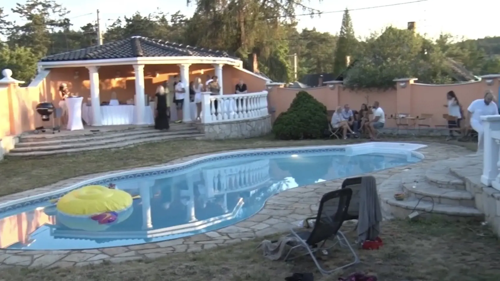 Podvádzaná modelka žije v zlatej klietke…