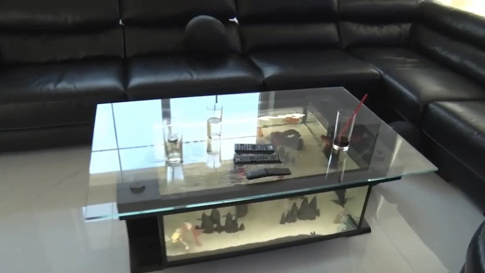 Podvádzaná modelka žije v zlatej klietke…