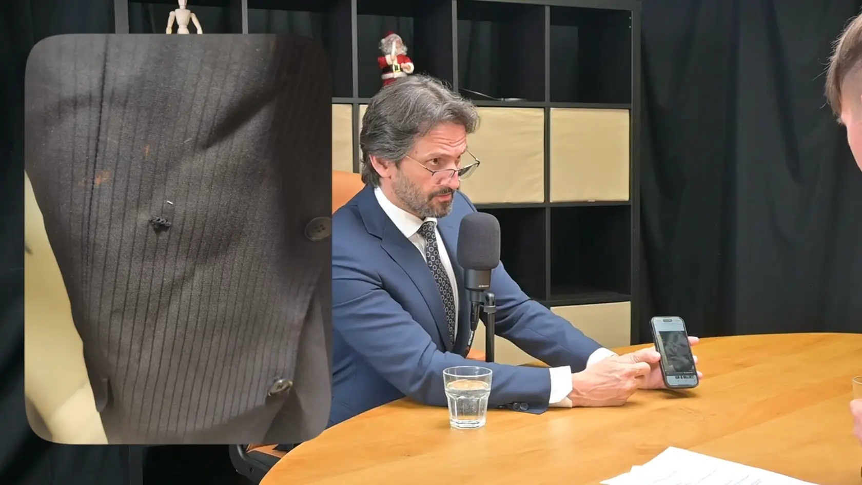 Zábery z rozhovoru s Robertom Kaliňákom, počas ktorého ukázal fotografie rozstrieľaného saka a krvavej košele Roberta Fica.