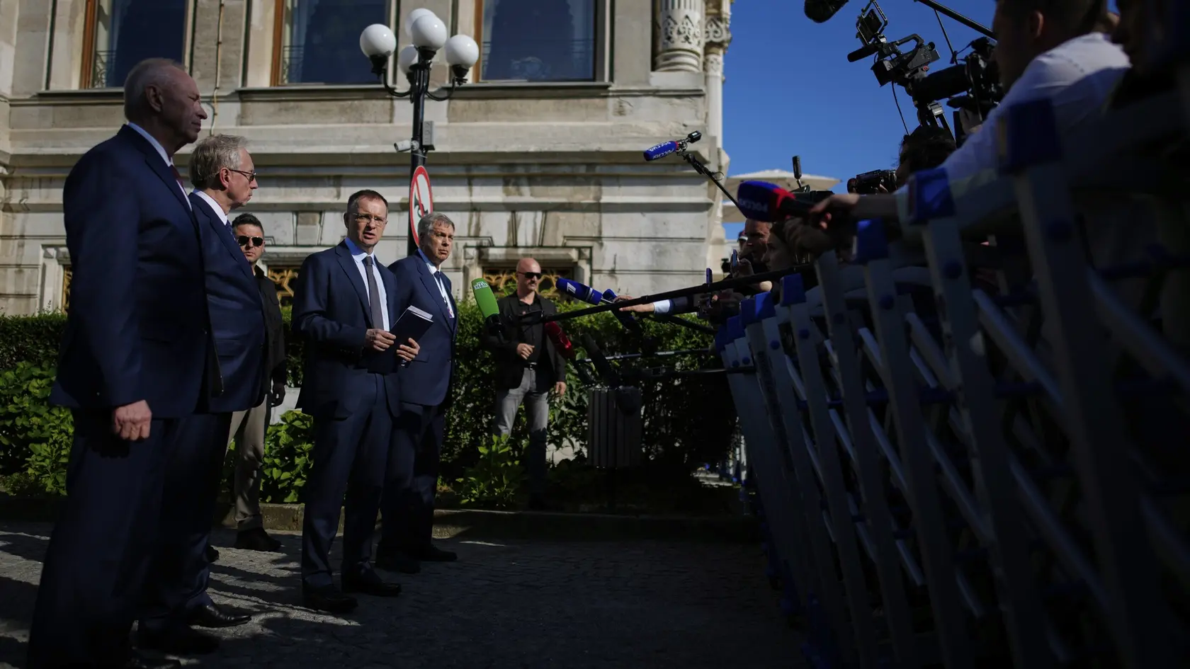 Šéf ruskej delegácie Vladimir Medinskij  hovorí počas tlačovej konferencie po druhom kole priamych rokovaní medzi Ukrajinou a Ruskom v Istanbule.