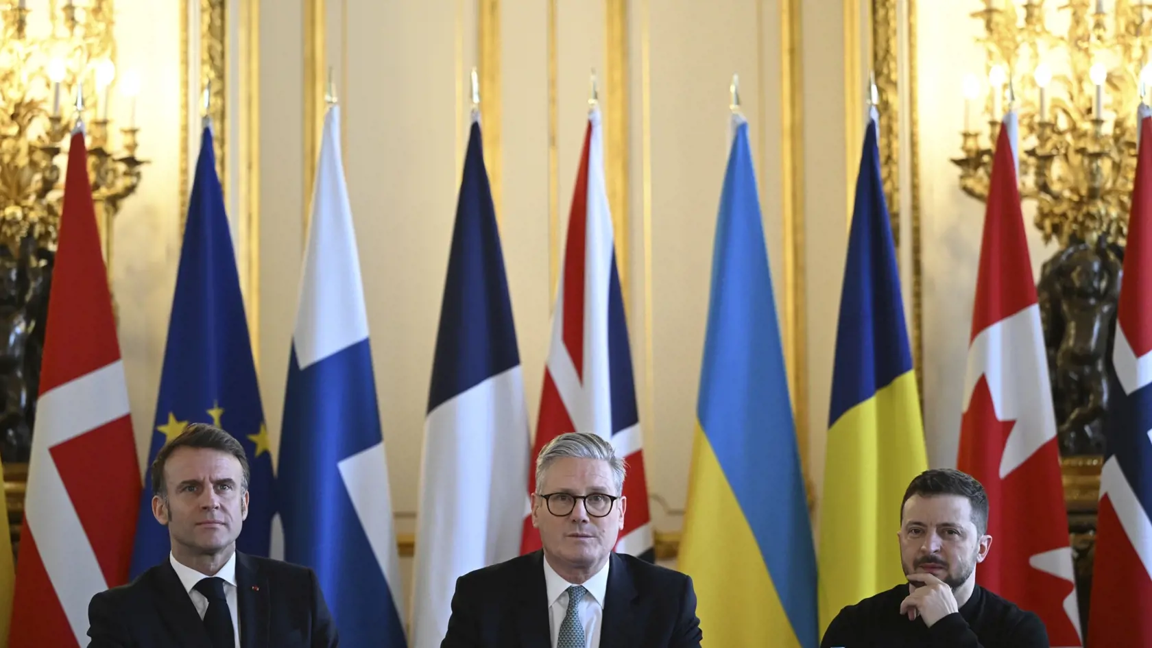 Britská vláda očakáva, že súčasťou tzv. koalície ochotných by mohlo byť viac než 30 krajín, ktoré nejakým spôsobom prispejú k dohľadu nad prípadným prímerím na Ukrajine vrátane nasadenia vlastných vojakov.