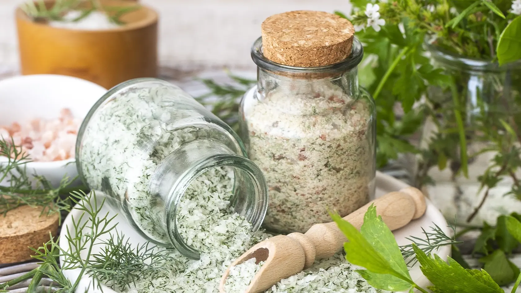 voňavá soľ

recept:
2 POHÁRE, PRÍPRAVA 10 MINÚT + SUŠENIE
• 200 g soli hrubozrnnej, vločkovej, ružovej
• 150 g čerstvých byliniek
‒ ligurček, kôpor, rozmarín, petržlen
• sušené bylinky ‒ bazalka, oregano, šalvia, majorán
• doplnkové suroviny ‒ sušený cesnak, čili, korenie
1. Vyberte si bylinky, ktoré chce- te uchovať, umyte ich a dobre osušte.
2. Potom 2 diely byliniek spolu
s 1,5 dielu hrubozrnnej soli vložte do mixéra a rozmixujte. Ak chcete použiť vločkovú soľ, s