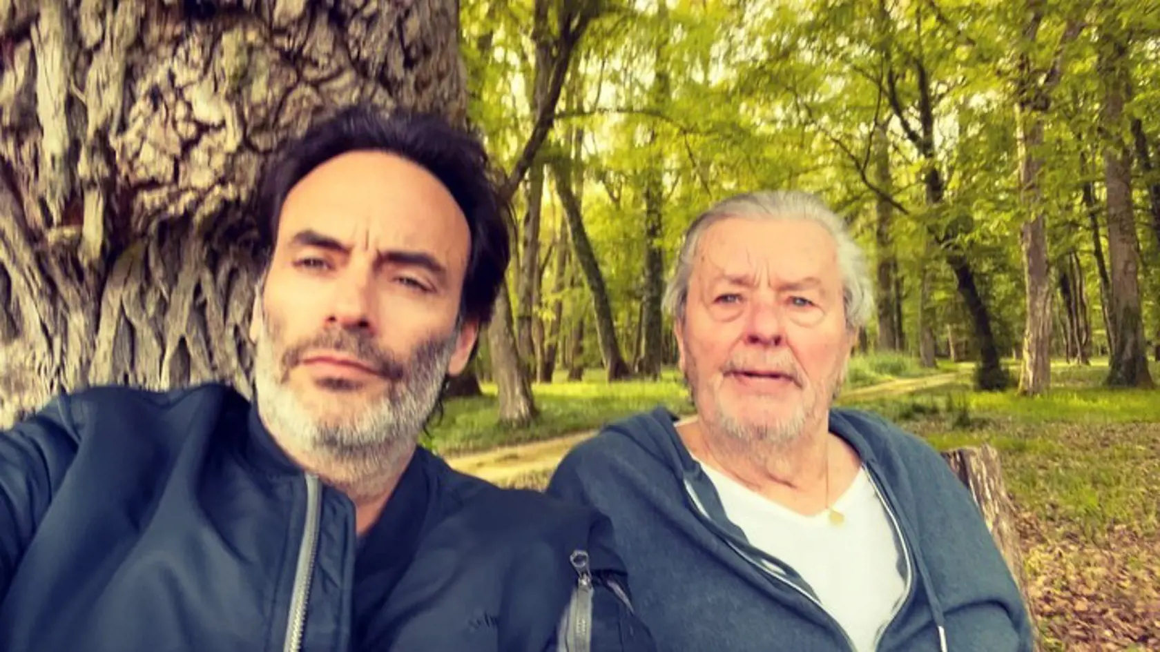 Alain Delon vraj svojho syna Anthony ako malého zatvoril do klietky so psami, aby ho zocelil. Anthony povedal len toľko, že ho mrzí, že sa táto anekdota dostala na verejnosť.