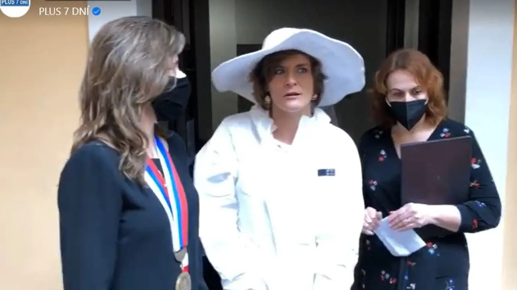 Nevesta Katarína Feldeková: Na seba si vzala biely protipandemický overal.