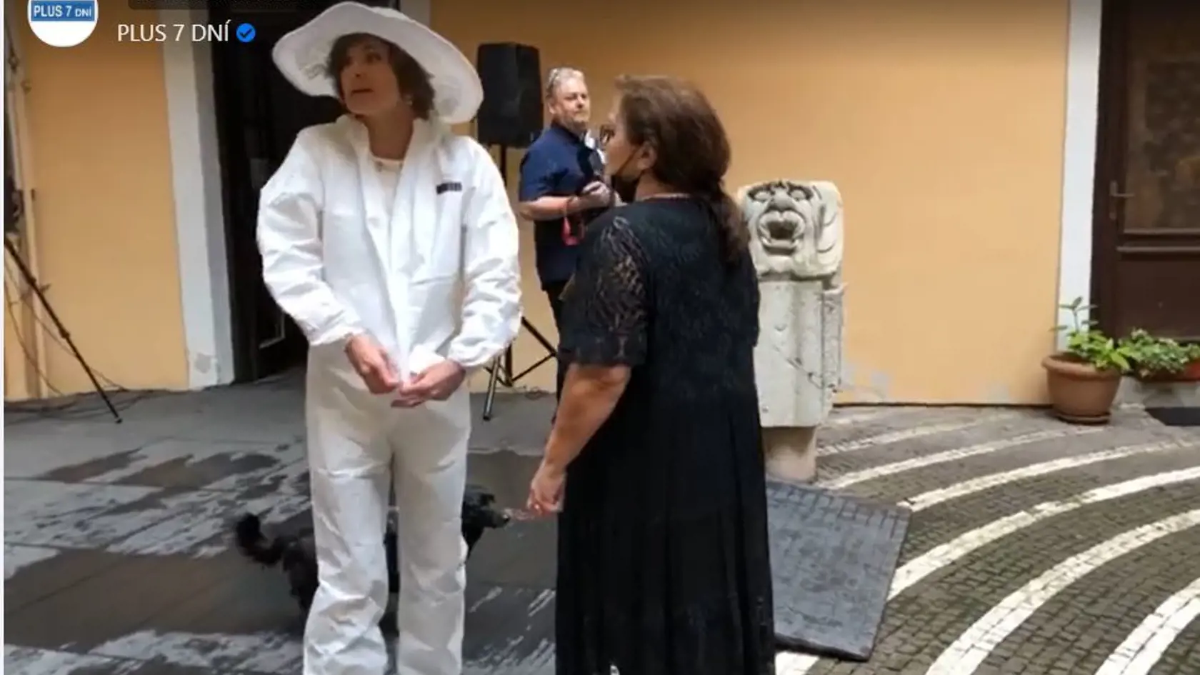 Nevesta Katarína Feldeková: Na seba si vzala biely protipandemický overal.
