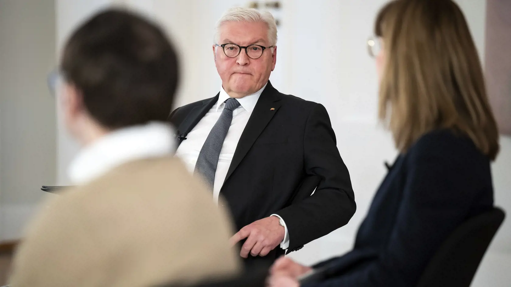 PK 13 Berlín - Na snímke nemecký prezident (uprostred) Frank-Walter Steinmeier diskutuje s hosťami o pozitívach a negatívach povinného očkovania na ochorenie Covid-19 v paláci Bellevue v Berlíne v stredu 12. januára 2022. Diskusie s prezidentom sa okrem prítomných účastníkov zúčastnili aj hostia prostredníctvom videokonferencie. FOTO TASR/AP

German President Frank-Walter Steinmeier, center. attends a discussion about the pros and cons of mandatory vaccination to overcome the Covid 19 pandemic i