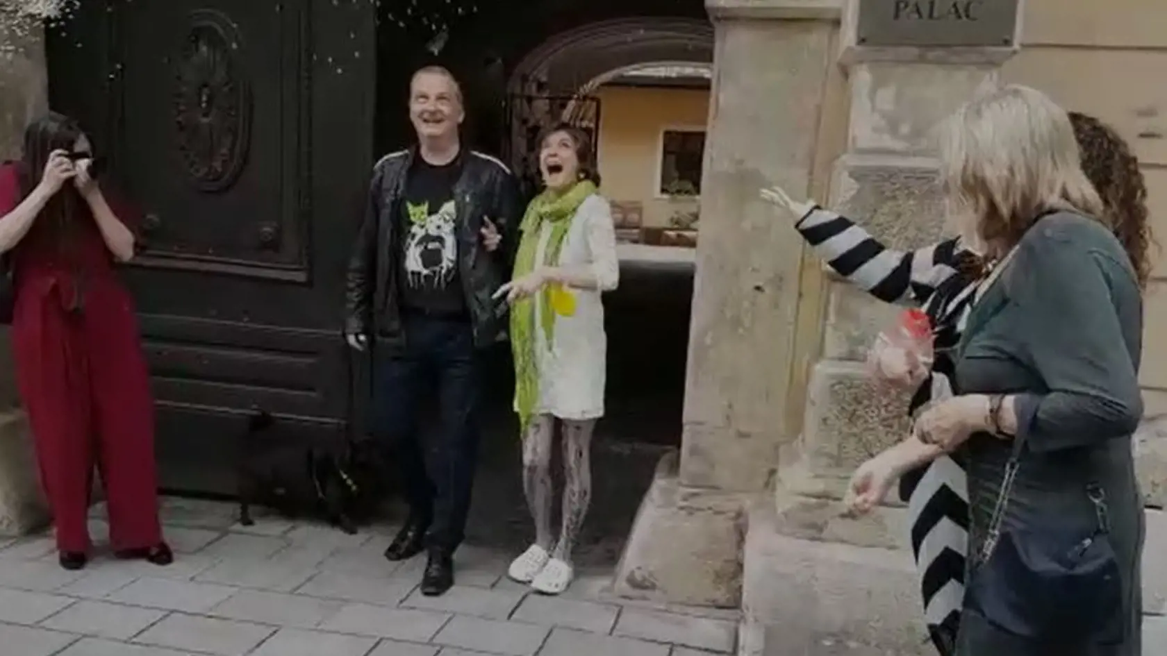 Také ešte v Zichyho paláci nezažili: Nevesta odchádzala zo svadby v bielych crocsoch.