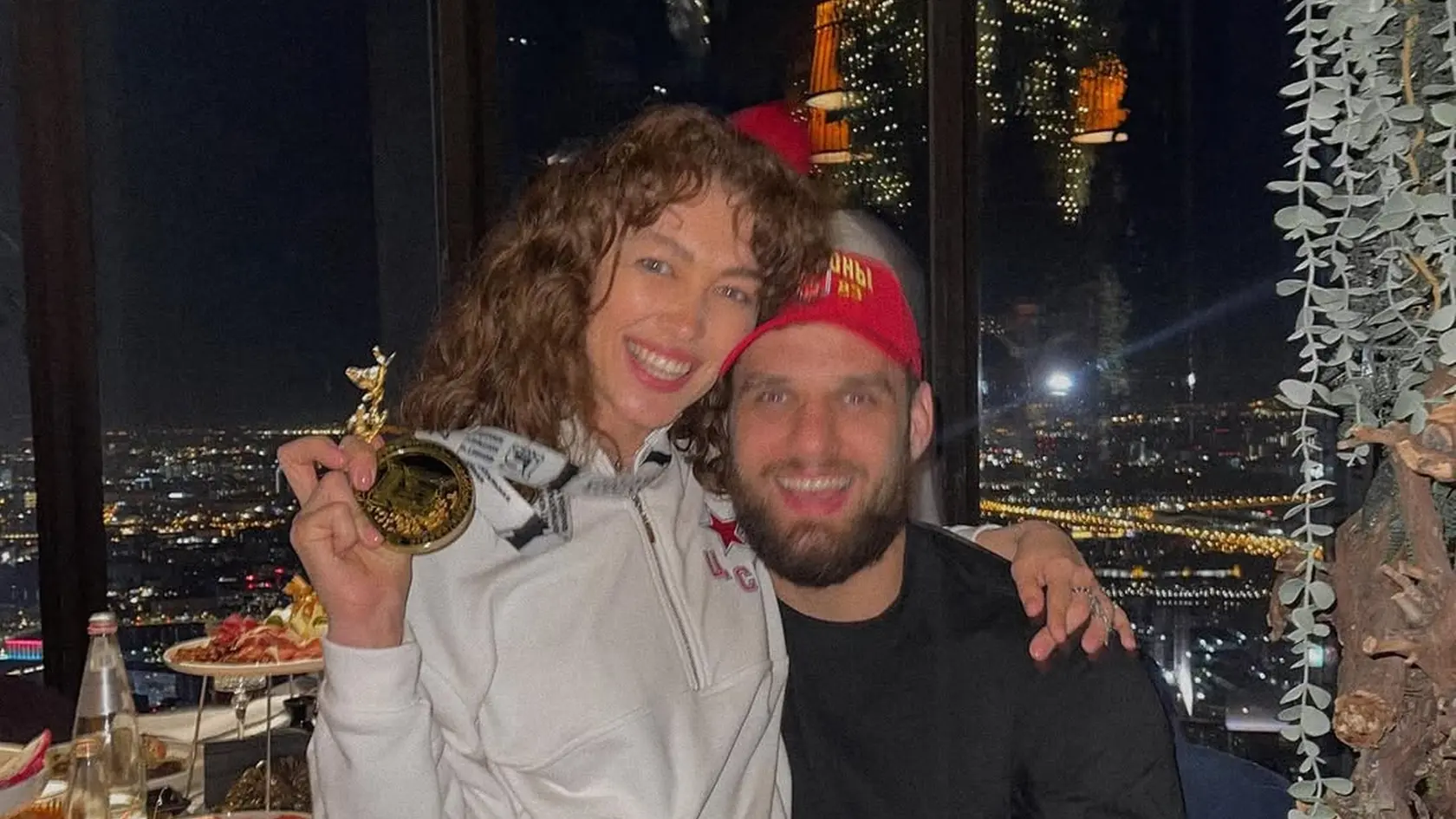 Partnerkou hokejistu Christiána Jaroša je krásna Ruska Anastasia Slucká. Táto fotografka je tehotná.Navyše sa budú sťahovať z CSKA Moskva (KHL) do Columbusu Blue Jackets v NHL.