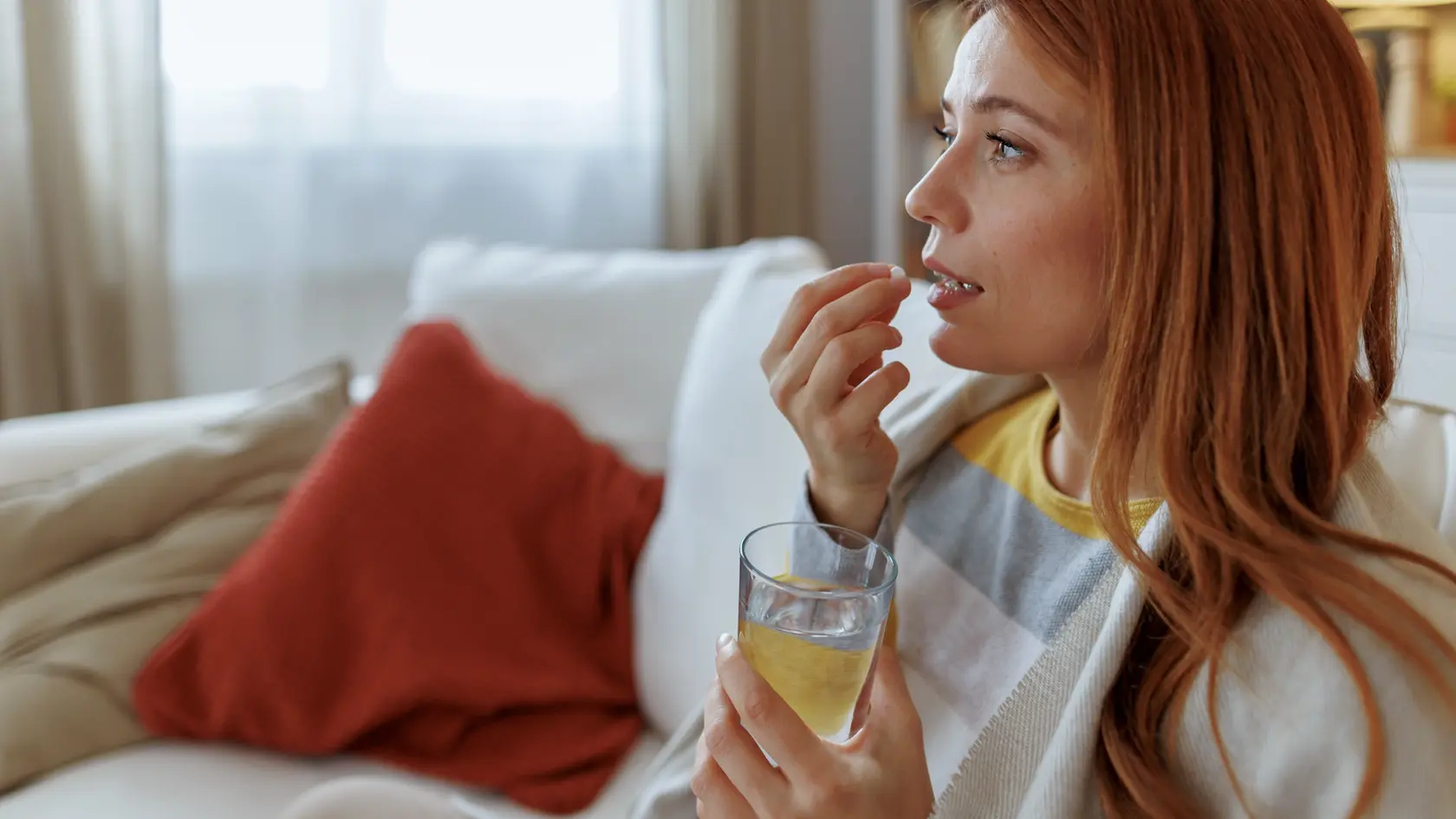 Mnoho ľudí užíva vitamín D s nádejou, že ich ochráni pred nádchou.