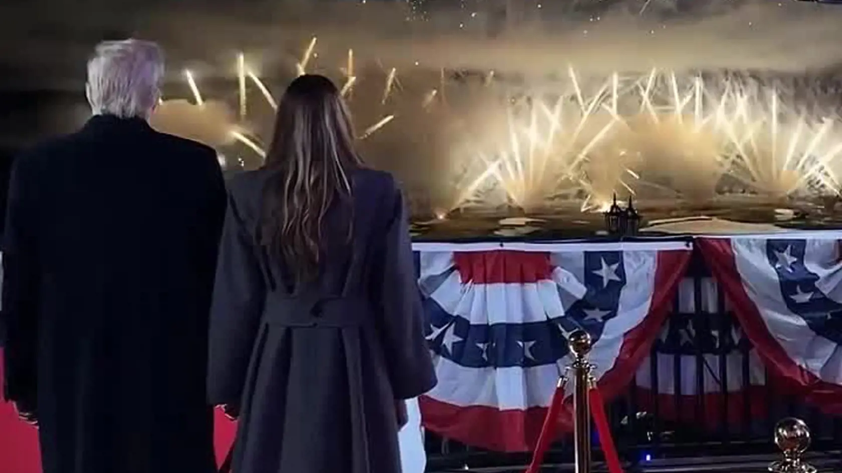 Donald s Melaniou pozerajú na ohňostroj.
