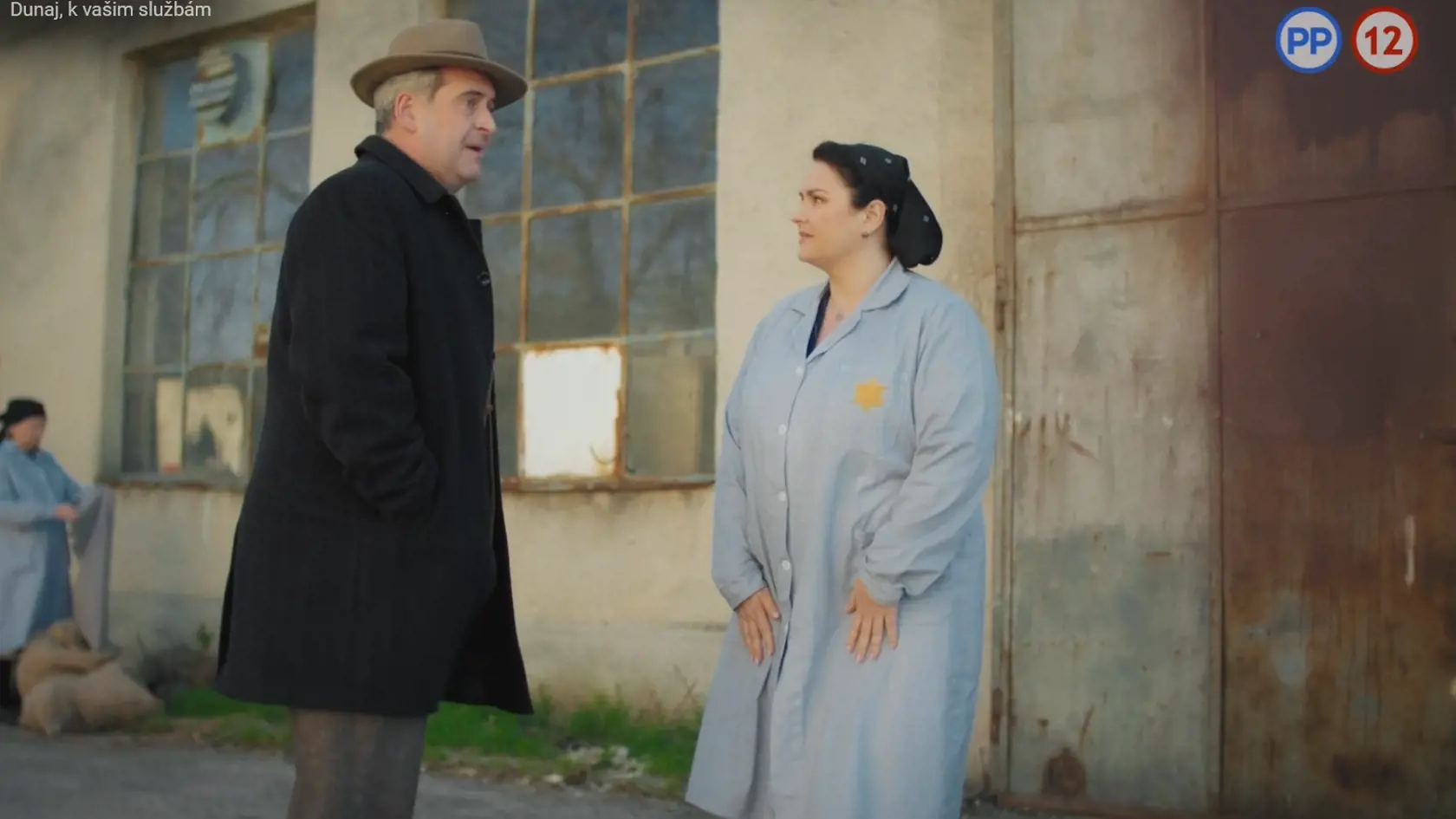 Petra Polnišová a Martin Mňahončák v hite Dunaj, k vašim službám. Herečkina postava zažíva na pľaci krušné chvíle.
