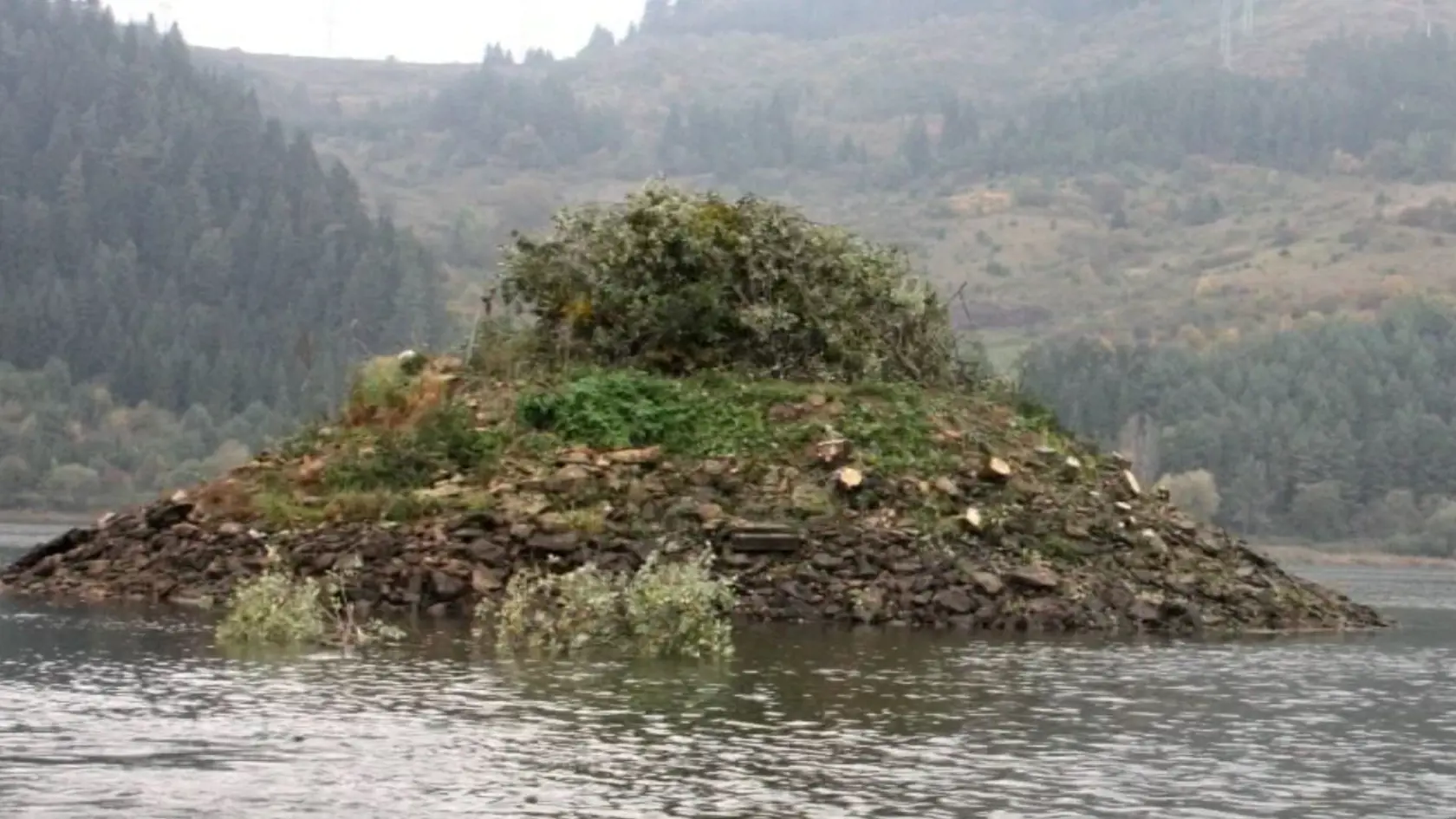 Liptovská Mara ponúka Rybárovi riečnemu ideálne prostredie na hniezdenie.