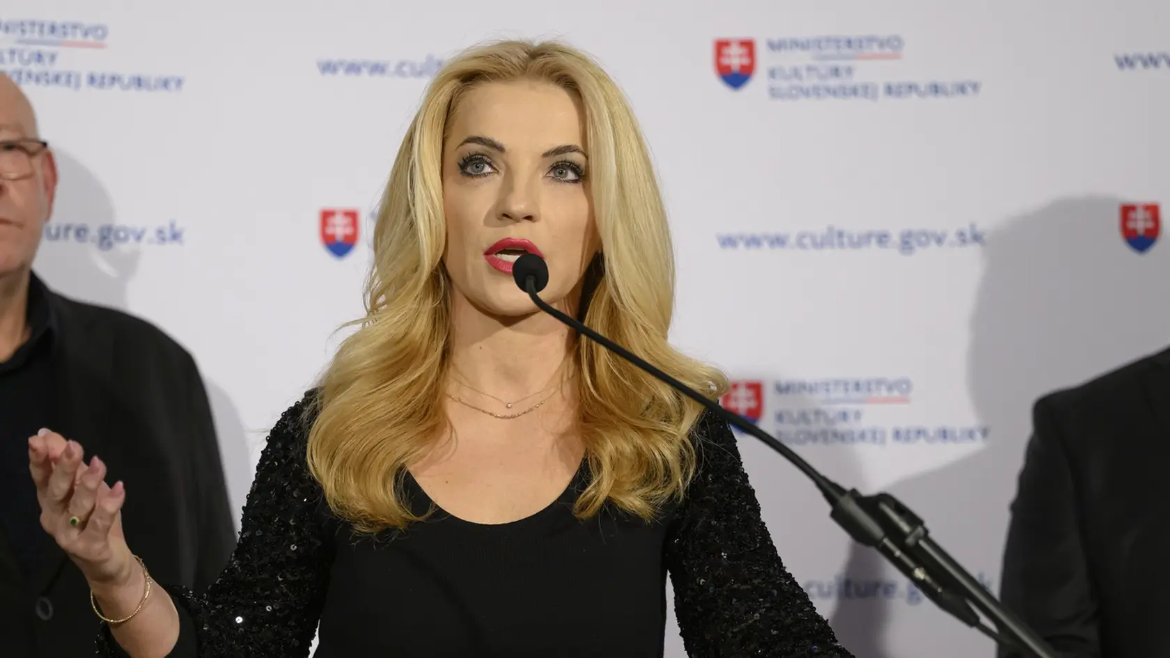 Na snímke ministerka kultúry SR Martina Šimkovičová (nominantka SNS), predseda Fondu na podporu umenia (FPU) Matúš Oľha (vľavo) a člen Rady FPU Peter Grutka počas tlačovej konferencie ministerky kultúry SR Martiny Šimkovičovej o dianí vo Fonde na podporu umenia (FPU) v Bratislave v utorok 15. apríla 2025. Ministerka reagovala na tlačovú konferenciu platformy Otvorená kultúra. Jej zástupcovia tvrdia, že nominácia Petra Grutku a Adriany Tomičovej do Rady Fondu na podporu umenia (FPU) nebola v súlade so zákonom. Na utorkovej tlačovej konferencii platforma Otvorená kultúra zároveň informovala, že jej za pravdu dal aj prokurátor. Na tlačovej konferencii rečníci opätovne kritizovali nielen samotné kreovanie rady po zmene zákona o FPU, ale aj spôsob schvaľovania dotácií. FOTO TASR - Michal Svítok