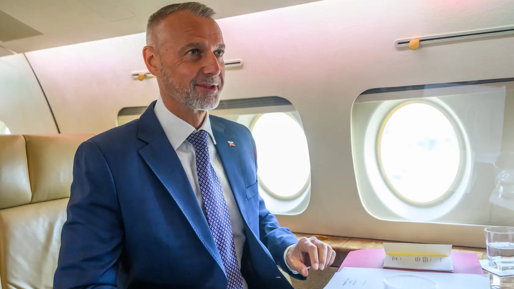Na snímke predseda Národnej rady (NR) SR Richard Raši (Hlas-SD) sedí v lietadle, ktorým smeruje do Prahy na svoju prvú oficiálnu zahraničnú cestu v stredu 7. mája 2025. Stretne sa s predsedníčkou Poslaneckej snemovne Parlamentu ČR Markétou Pekarovou Adamovou a s predsedom Senátu Parlamentu ČR Milošom Vystrčilom. Taktiež bude rokovať s českým premiérom Petrom Fialom a na Pražskom hrade ho prijme aj prezident Petr Pavel. FOTO TASR - Jaroslav Novák