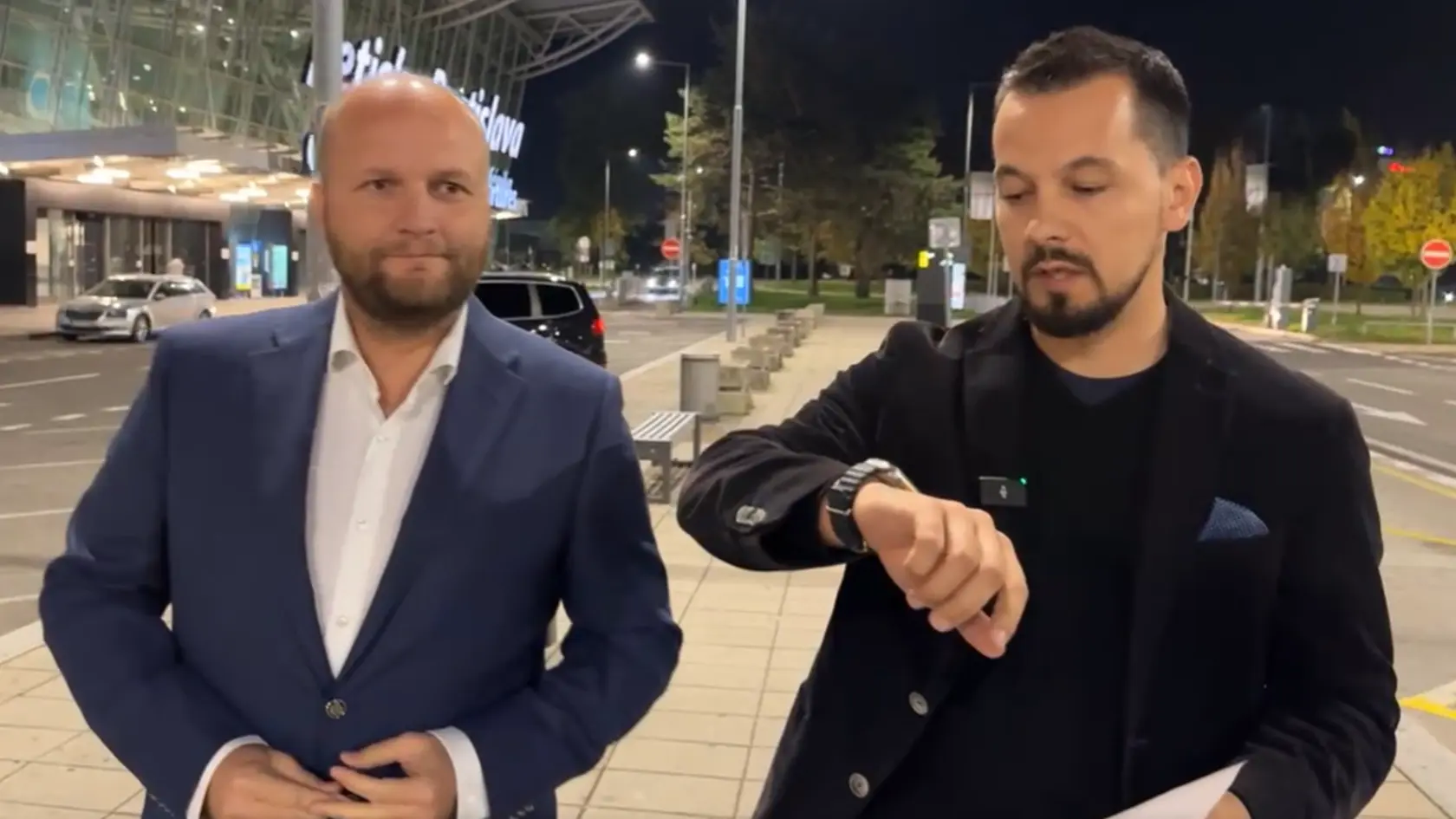 "O nejakých 15 minút priletí premiér," čakali Jaroslav Naď a Juraj Šeliga pred bratislavským letiskom. 