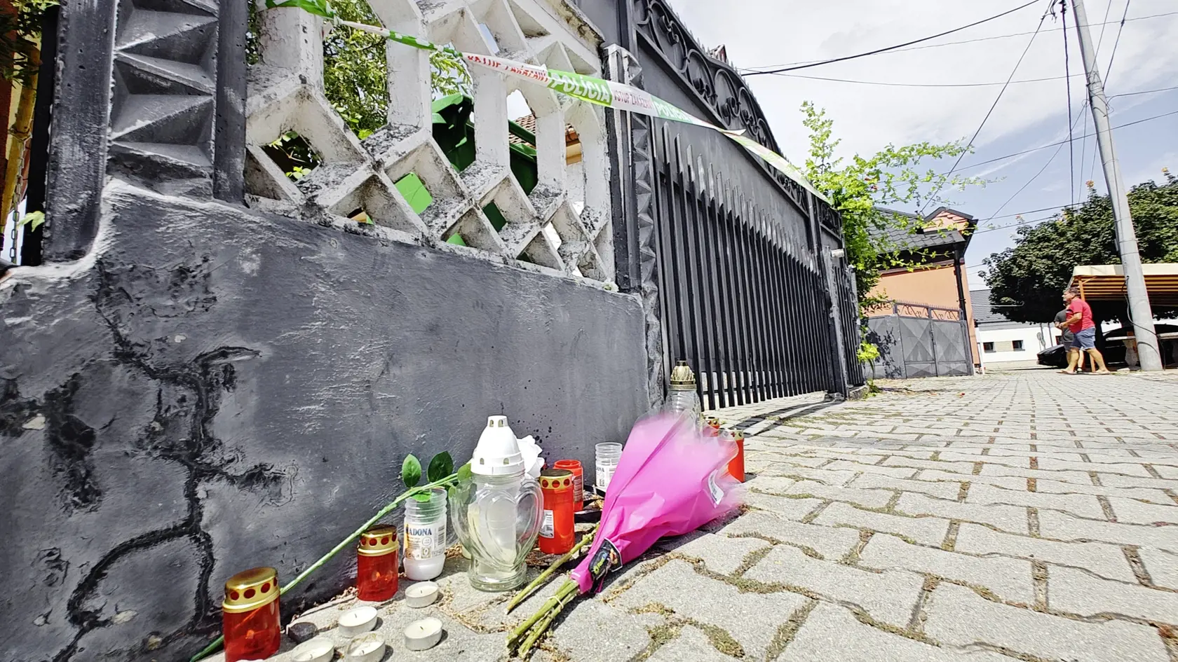 Memento. Ľudia prejavili sústrasť kvetmi či sviečkami.