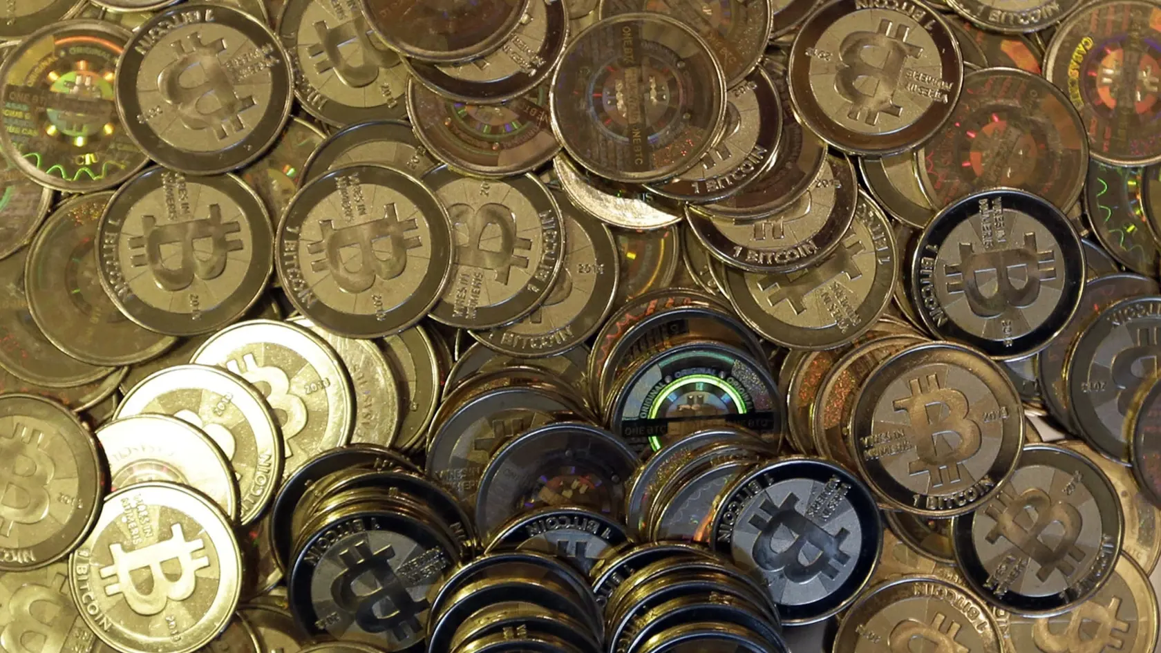 Na archívnej snímke z 3. apríla 2013 bitcoiny, najväčšia a najznámejšia kryptomena. Bitcoin rovnako ako ďalšie kryptomeny pokračoval v utorok 27. apríla 2021 v raste po výraznom posilnení na začiatku týždňa. Digitálne meny podporila správa, že banka JPMorgan Chase pripravuje spustenie aktívne riadeného bitcoinového fondu.