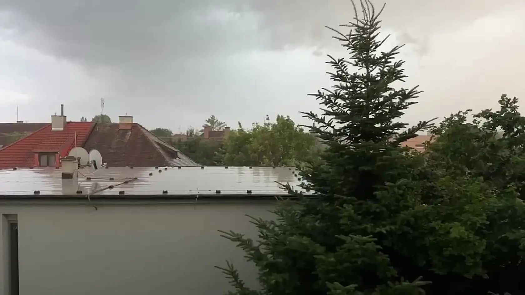 Pondelkové búrky môžu priniesť najmä silný vietor, prípadne aj krúpy a prívalový dážď. To hrozí z búrky juhozápadne od Bratislavy. Na sociálnej sieti o tom informoval Slovenský hydrometeorologický ústav (SHMÚ).