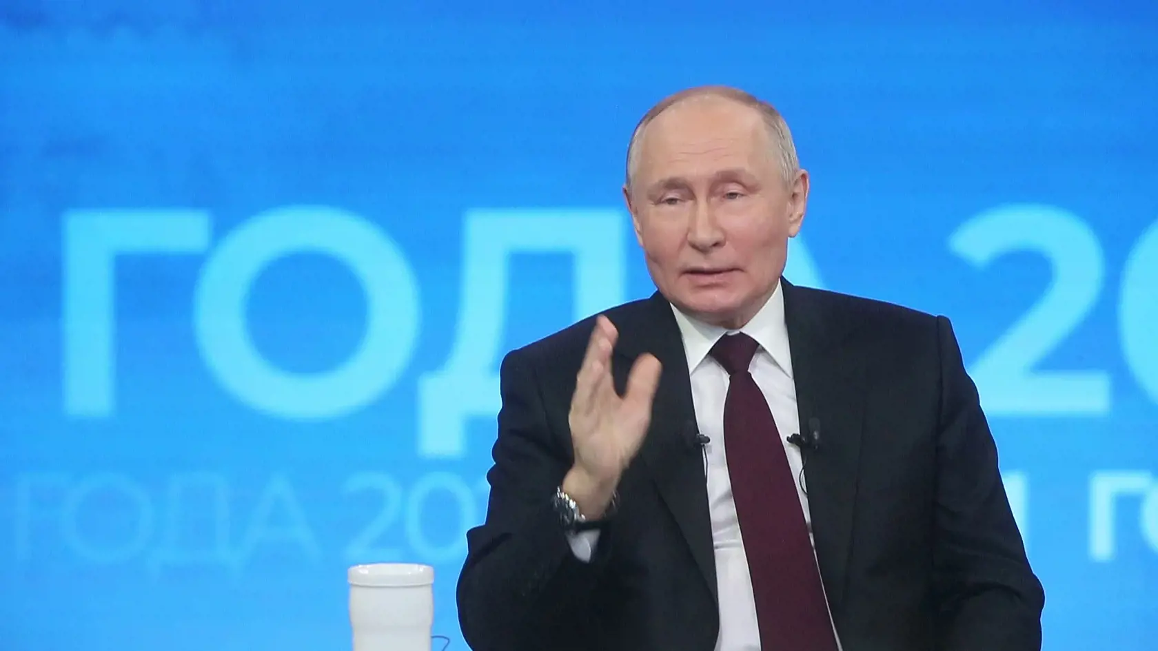 Vladimir Putin predniesol prejav počas svojej tlačovej konferencie a televízneho vysielania  v moskovskom Gostiny Dvor 14. decembra 2023 v Rusku. Zišlo sa tam asi 1000 novinárov.