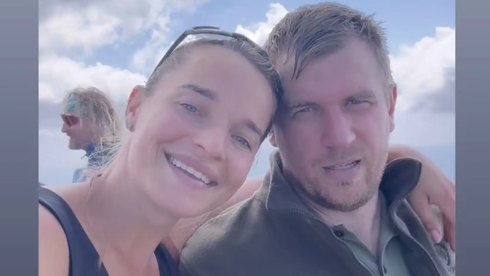 Slovenská politická scéna má svoje stálice a niektoré z nich vedia prekvapiť aj v tých najneočakávanejších situáciách. Skvelým príkladom je Romana Tabaková (34), ktorá tentoraz zaujala horským výstupom. Na Kriváň sa totiž vybrala vo večerných šatách a lodičkách!