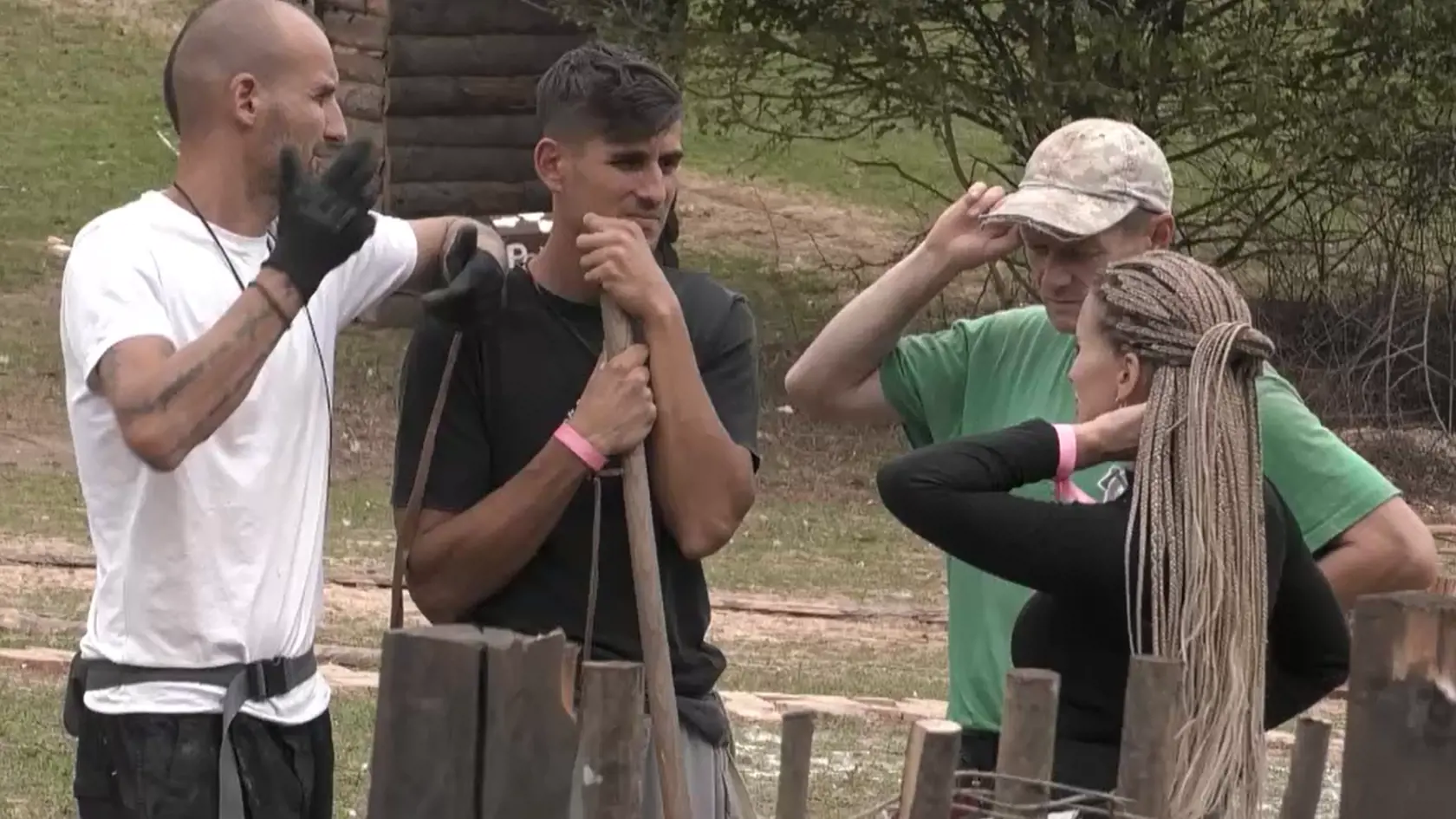 Peťo, Stanka, Andrej a Adam začali tichý protest proti Kláre. Na znak toho si všetci uviazali ružové stužky.