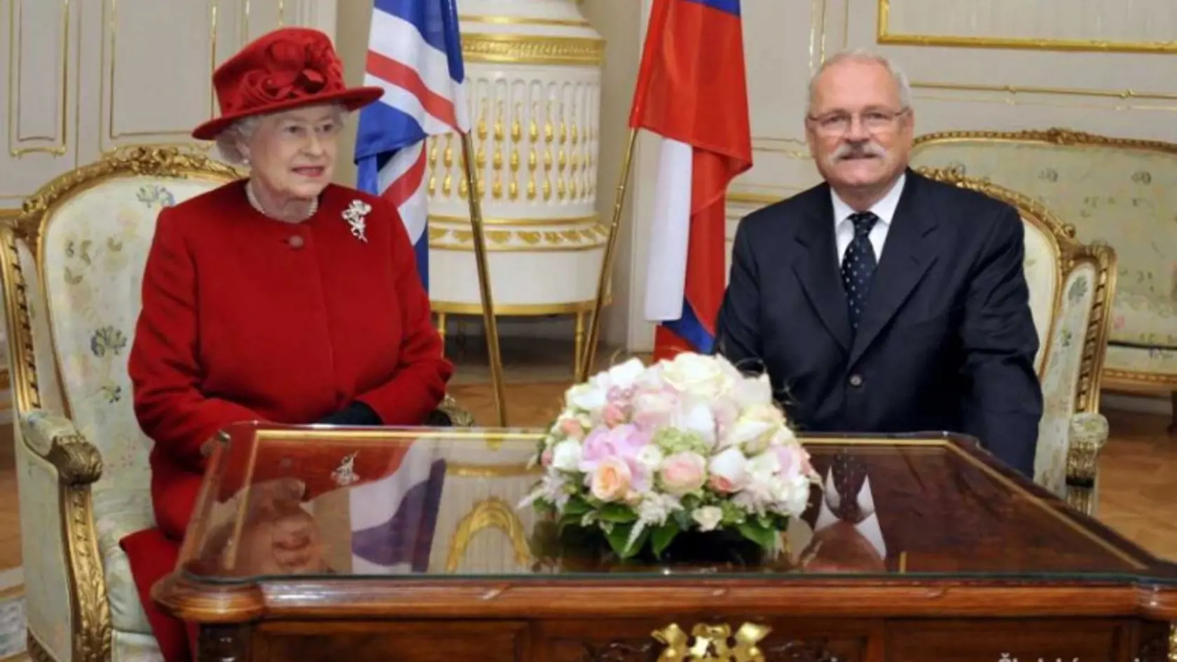 Kráľovná Alžbeta II. so slovenským  prezidentom.