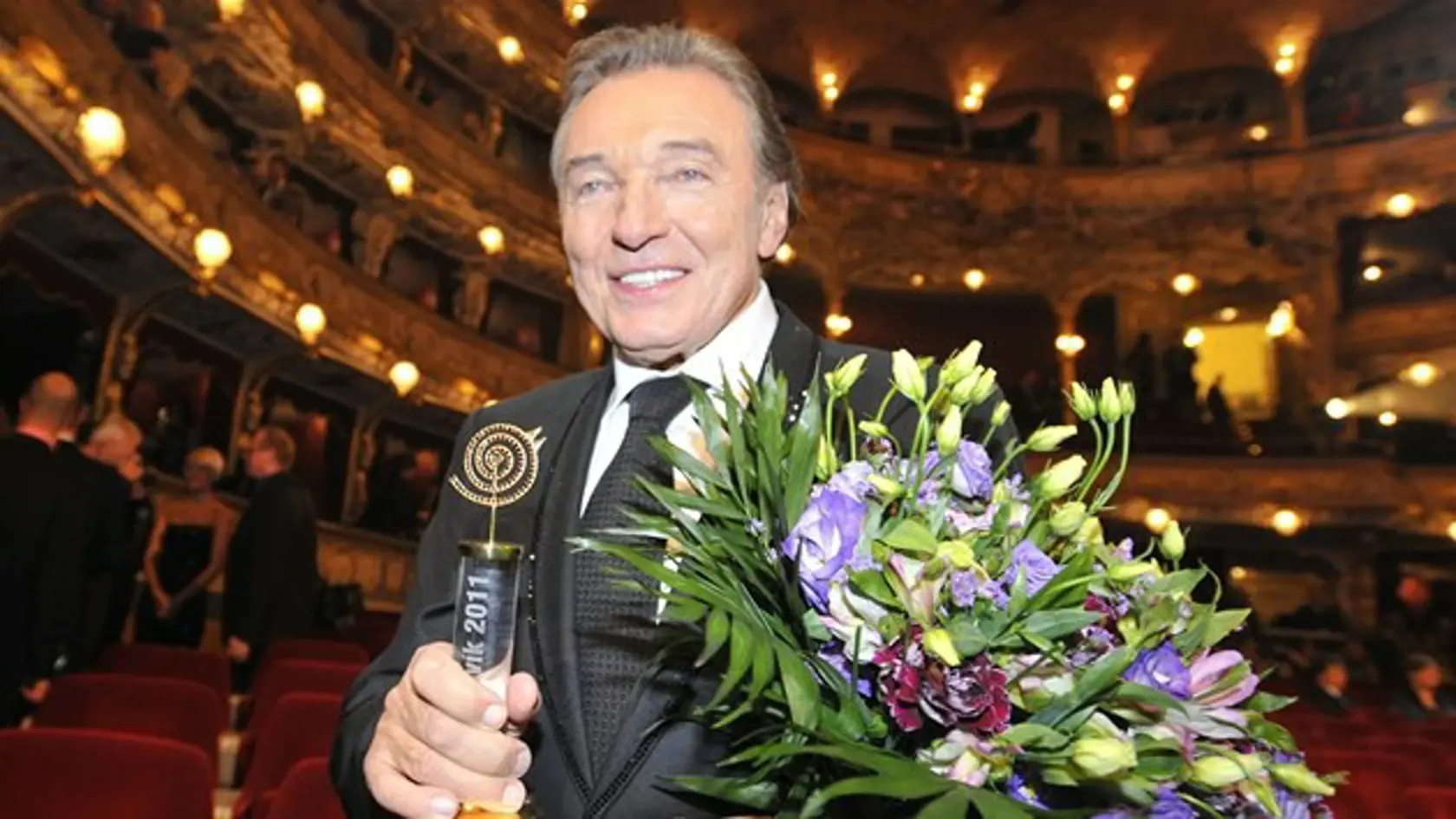 Karel Gott bude mať koncom roka koncert aj napriek tomu, že nie je už dlhé mesiace medzi živými...