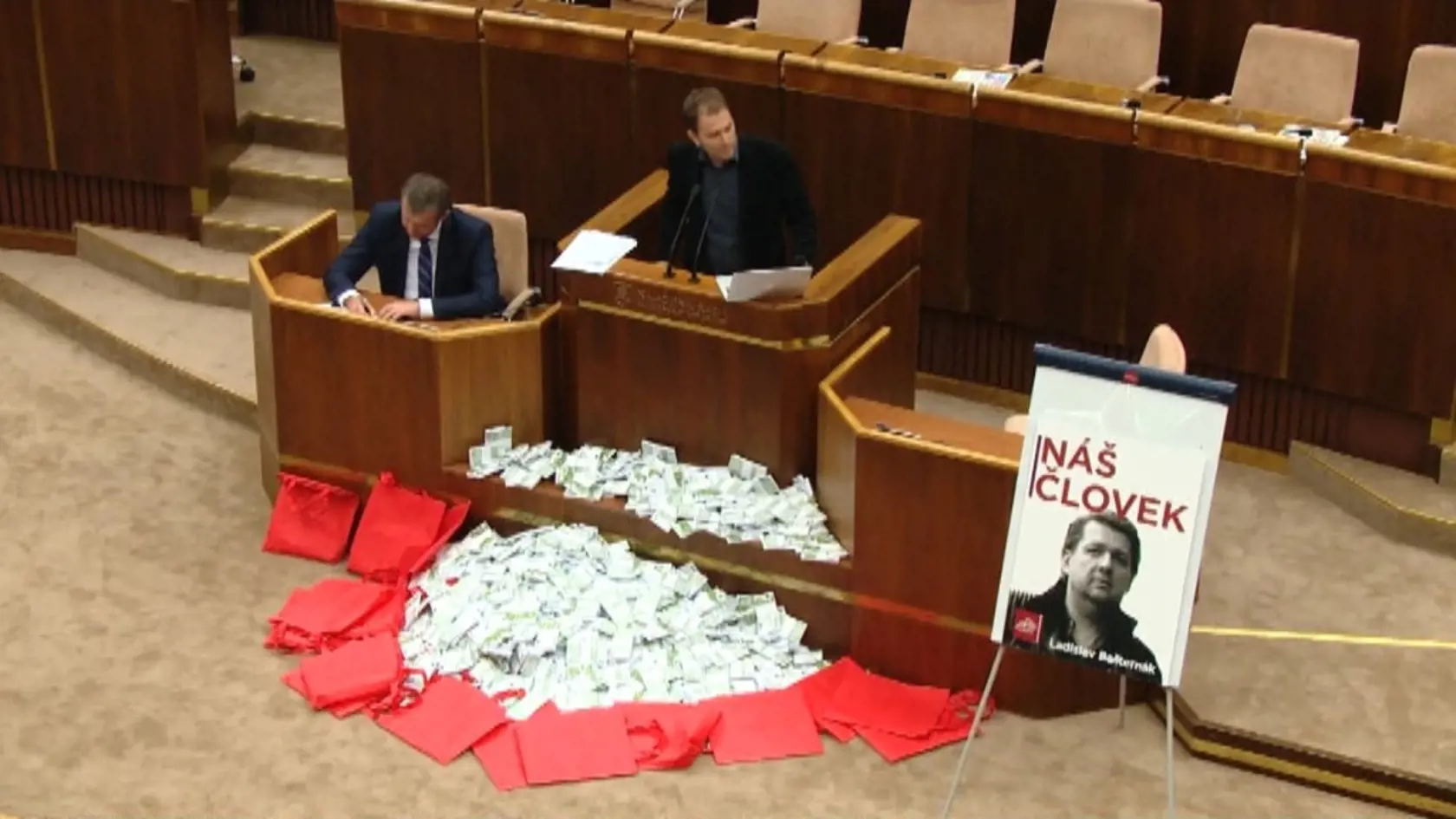 Igor Matovič ešte ako opozičný politik rád ooukazoval na škandály vtedajšej koalície. Okrem iného bojoval za to, aby sa vtedajší premiér Robert Fico odsťahoval z bytu daňového podvodníka Ladislava Bašternáka. Pri svojich vystúpeniach často používal pomôcky.