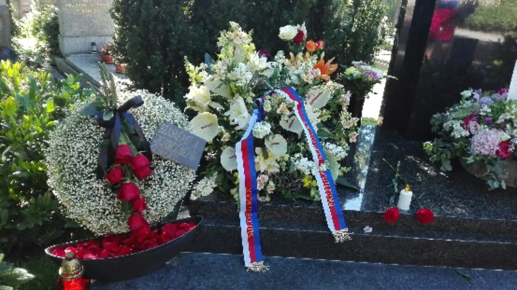 Vedľa venca Ľubice bola položená kytica od českého prezidenta.