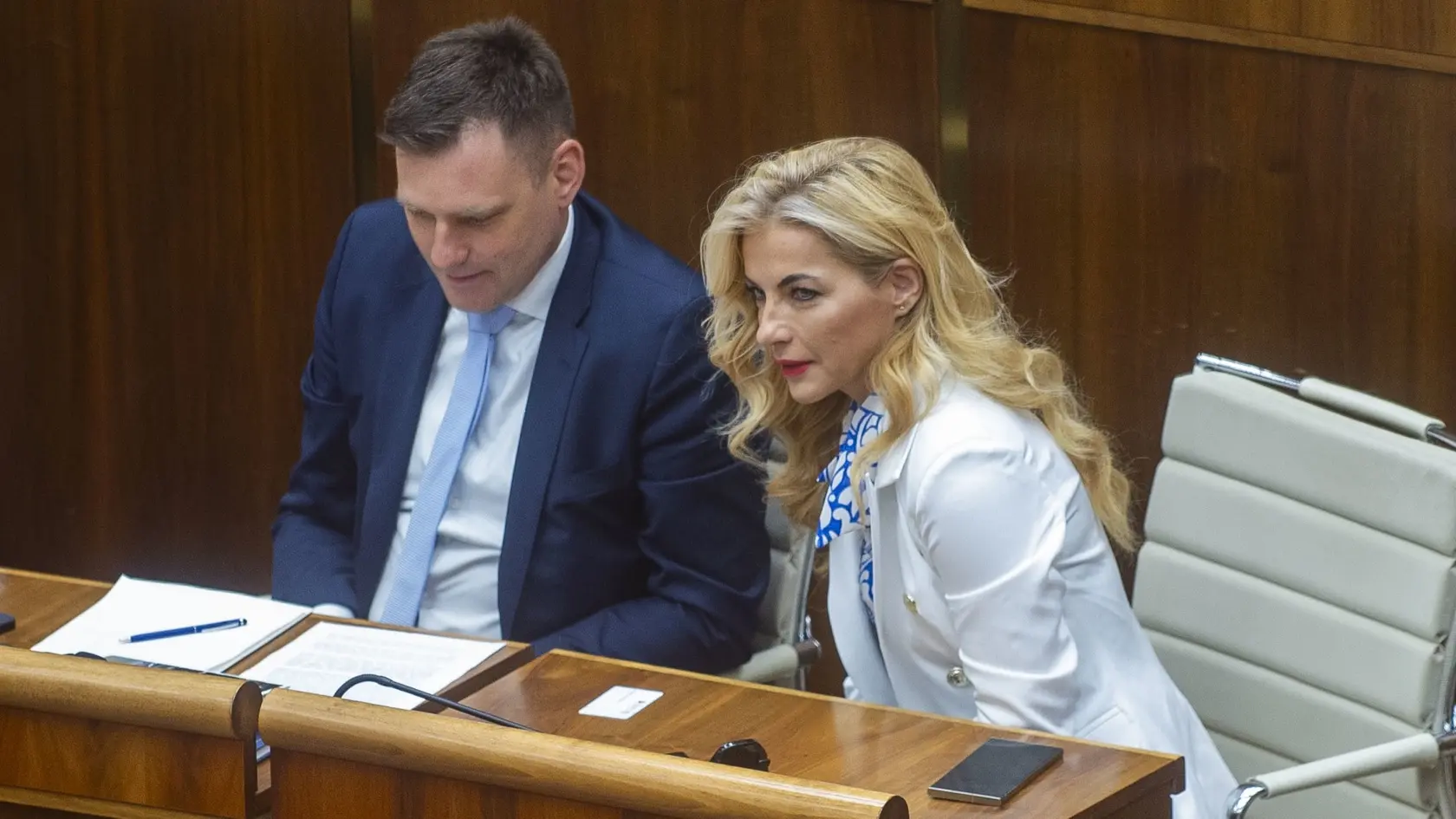 Na snímke zľava minister životného prostredia SR Tomáš Taraba (nominant SNS) a ministerka kultúry SR Martina Šimkovičová (nominantka SNS).