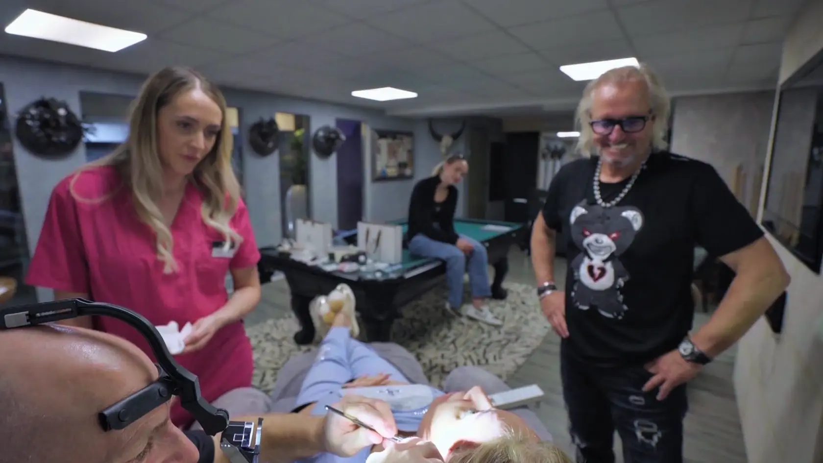 Carmen Geiss výrazne schudla a ovisla jej koža na tvári. Rozhodla sa to vyriešiť faceliftom. Robert bol pritom.