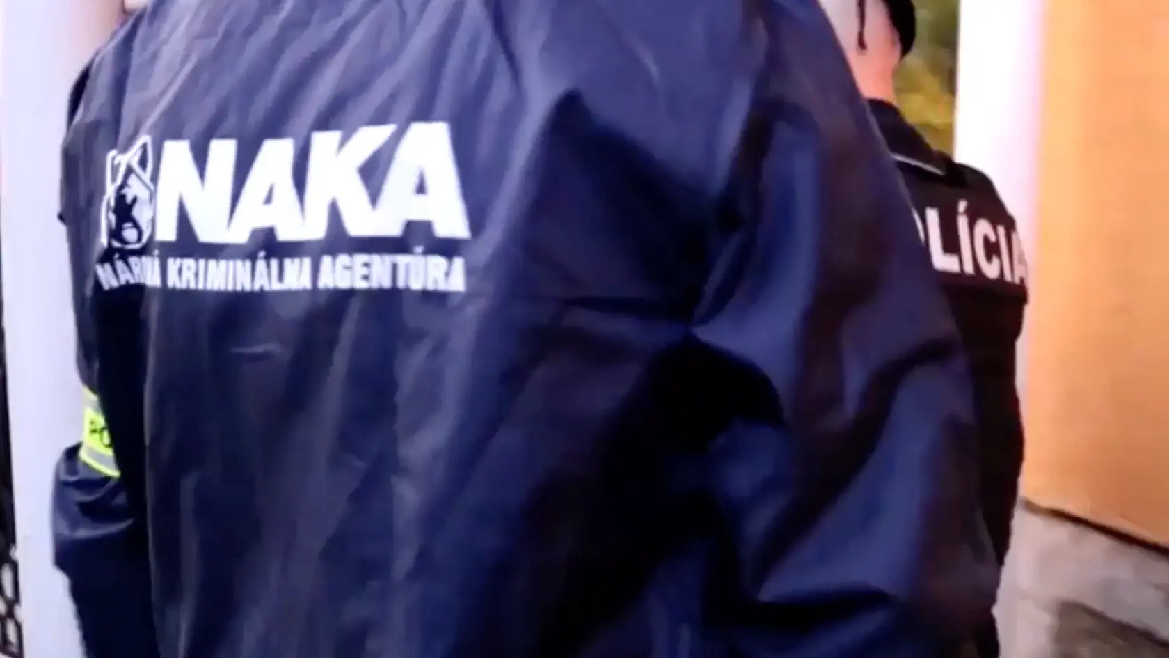 O udalosti ako prvý informoval portál Startitup, podľa ktorého však zadržanie Kusého nesúviselo s financovaním predvolebnej kampane. O tú sa totiž polícia začala zaujímať po tom, čo sa ukázalo, že cez účet KDH prišiel dar 80-tisíc od neznámeho sponzora.