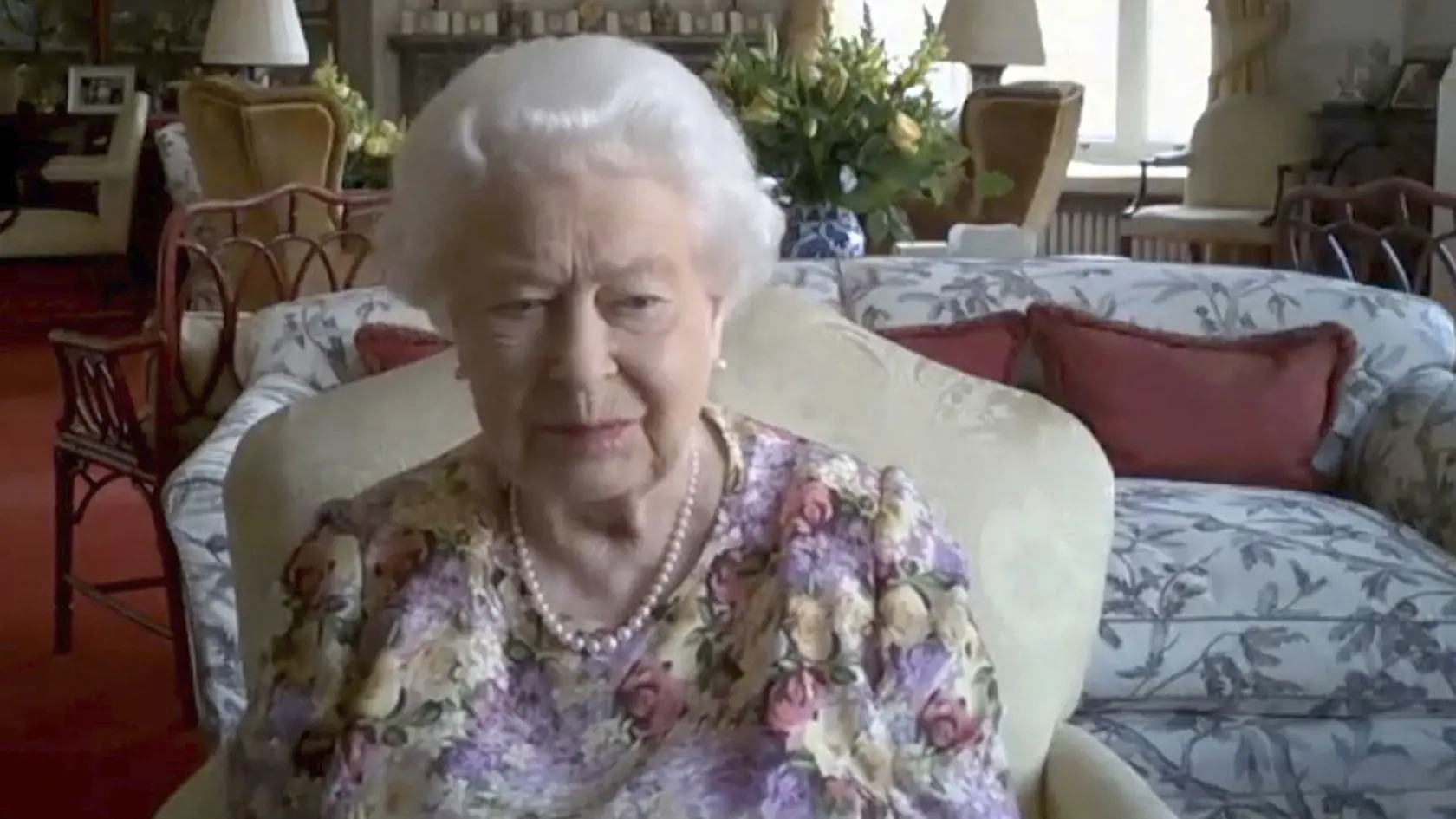 WA 9 Windsor - Britská kráľovná Alžbeta II., ktorá  sa po prvý raz zúčastnila pracovnej videokonferencie na hrade Windsor 4. júna 2020. Okrem 94-ročnej panovníčky sa minulotýždňového  videohovoru zúčastnila aj jej dcéra, princezná Anna a štyri opatrovateľky, ktoré sa starajú o svojich rodinných príslušníkov alebo známych. Diskutovali o svojich skúsenostiach počas koronavírusovej pandémie. Britská kráľovná je v dôsledku  koronavírusovej pandémii spolu so svojím 99-ročným manželom, princom Philipe