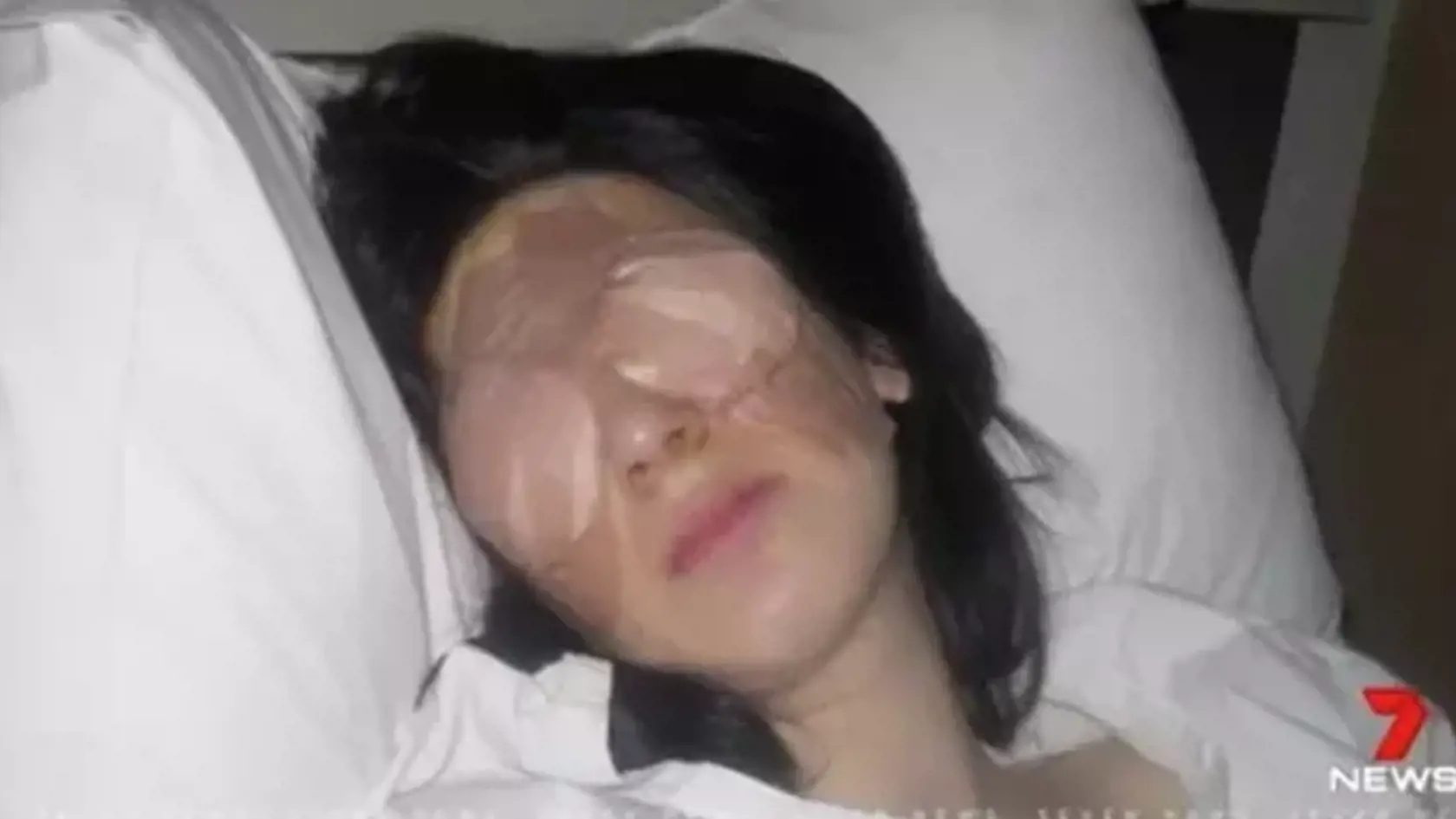 Tínedžerke (17) sa nekontrolovateľne zatvárali oči na celé dni. Tri dni muselo dievča trpieť tmu, až potom sa jej podarilo znova získať kontrolu nad vlastnými viečkami. Nakoniec si musela dať vyoperovať svaly, ktoré viečkami pohybujú. Dnes má 30 rokov a je slepá. Príčinu tejto ojedinelej poruchy sa lekárom nepodarilo nájsť.