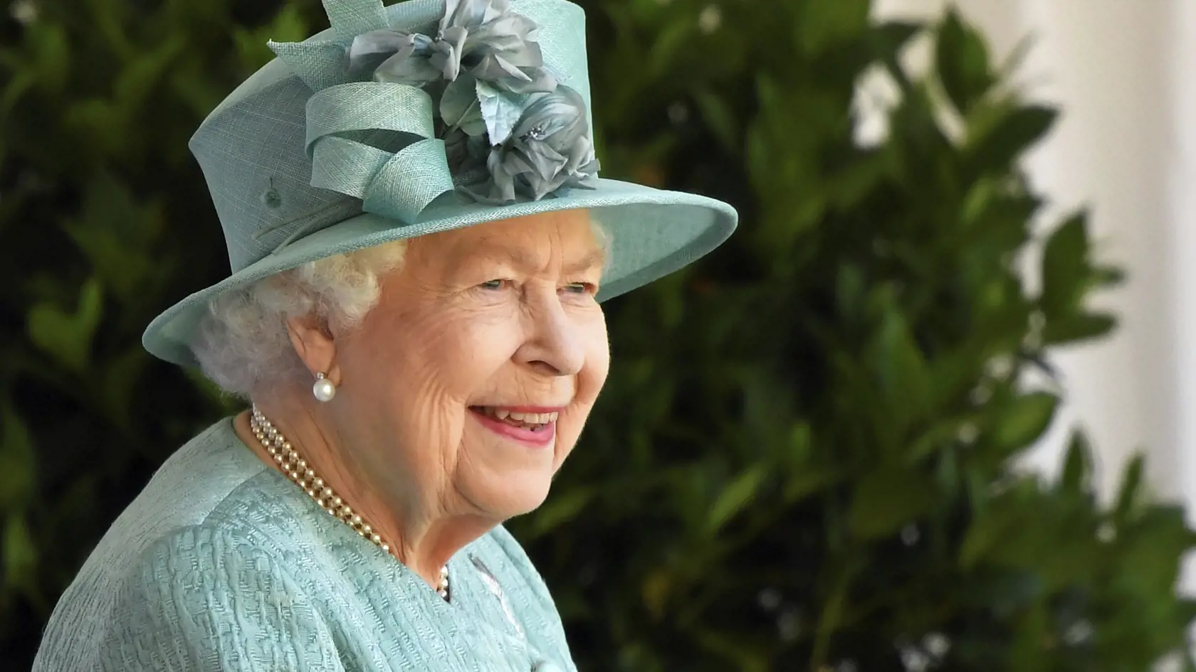 JB 43 Londýn - Britská kráľovná Alžbeta II. reaguje počas oficiálnych osláv jej 94. narodenín na zámku Windsor v Londýne 13. júna 2020. V areáli zámku Windsor pri Londýne sa v sobotu konali oficiálne oslavy 94. narodenín britskej kráľovnej Alžbety II. Z dôvodu koronavírusovej pandémie však mali tentoraz značne obmedzený rozsah. Prvýkrát od roku 1955 sa v uliciach Londýna pri Buckinghamskom paláci nekonala tradičná, u turistov obľúbená vojenská prehliadka Trooping the Colour, na ktorej sa zúčastň