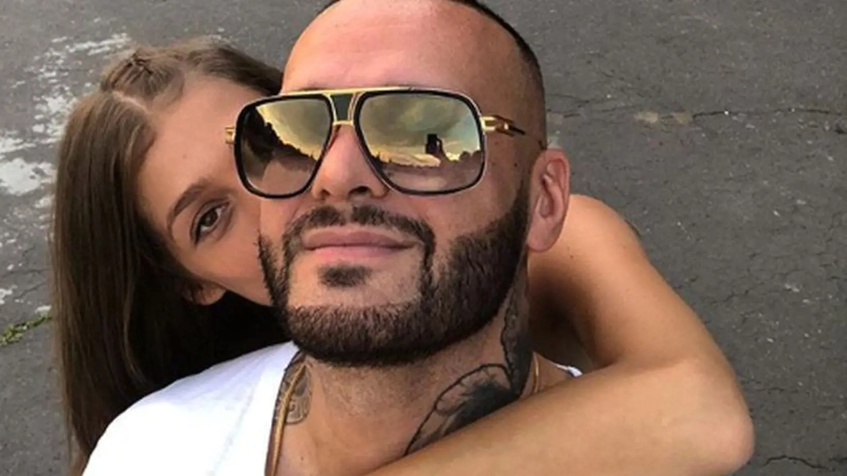 Hoci sa  Rytmus zo synčeka teší aspoň tak ako Jasmina, aj on si uvedomuje, že spolu s Jasminou potrebujú aj čas len sami pre seba.