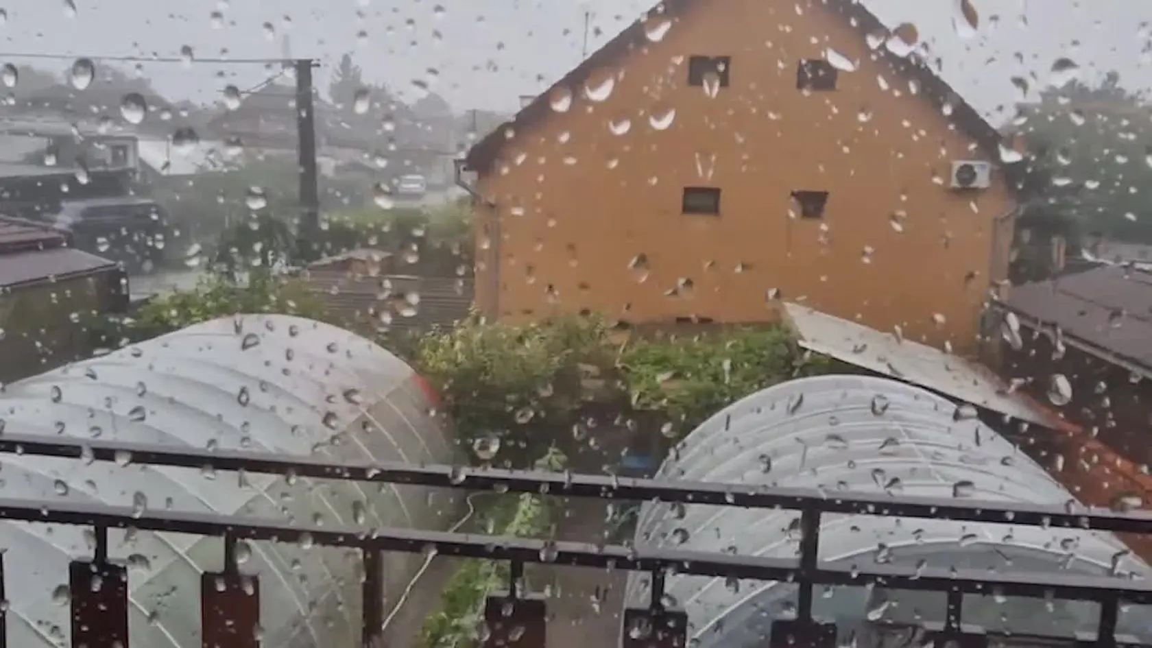 Slovensko sužujú riadne dažde a búrky, čo nás čaká?