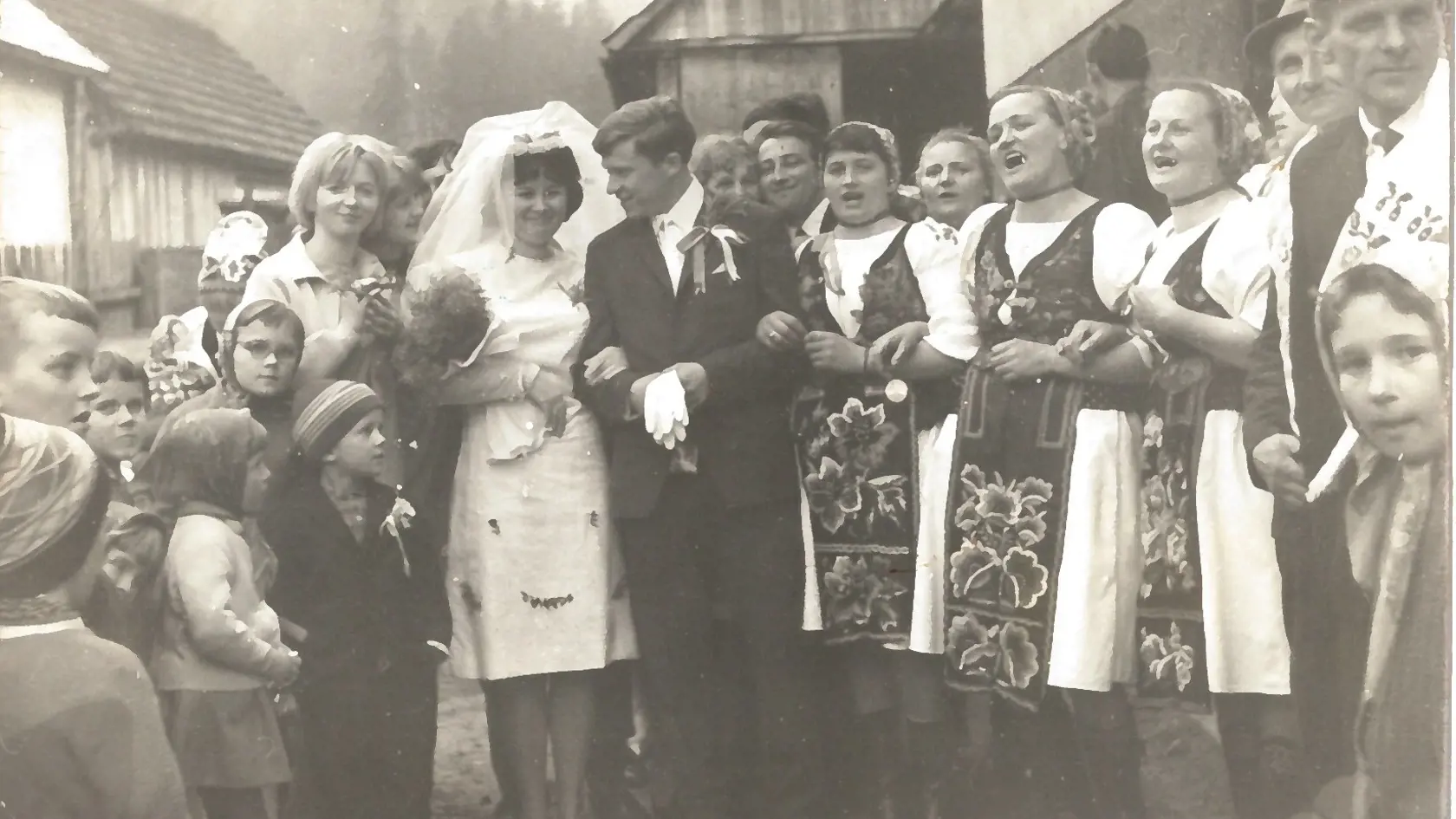 Túto krásnu fotografiu z prípravy na svadbu v roku 1959 vo Vernári nám poslala Marta Štrbianová.